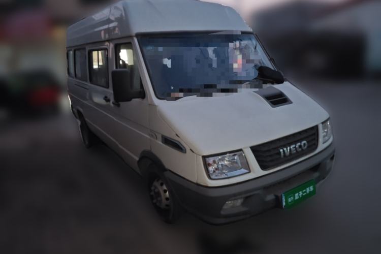 Used Iveco Daily 2022 2.5T A37 M1 Passenger Van 5-9 Seats Long Wheelbase Mid-Roof Design Dual Tires Side Sliding Doors
