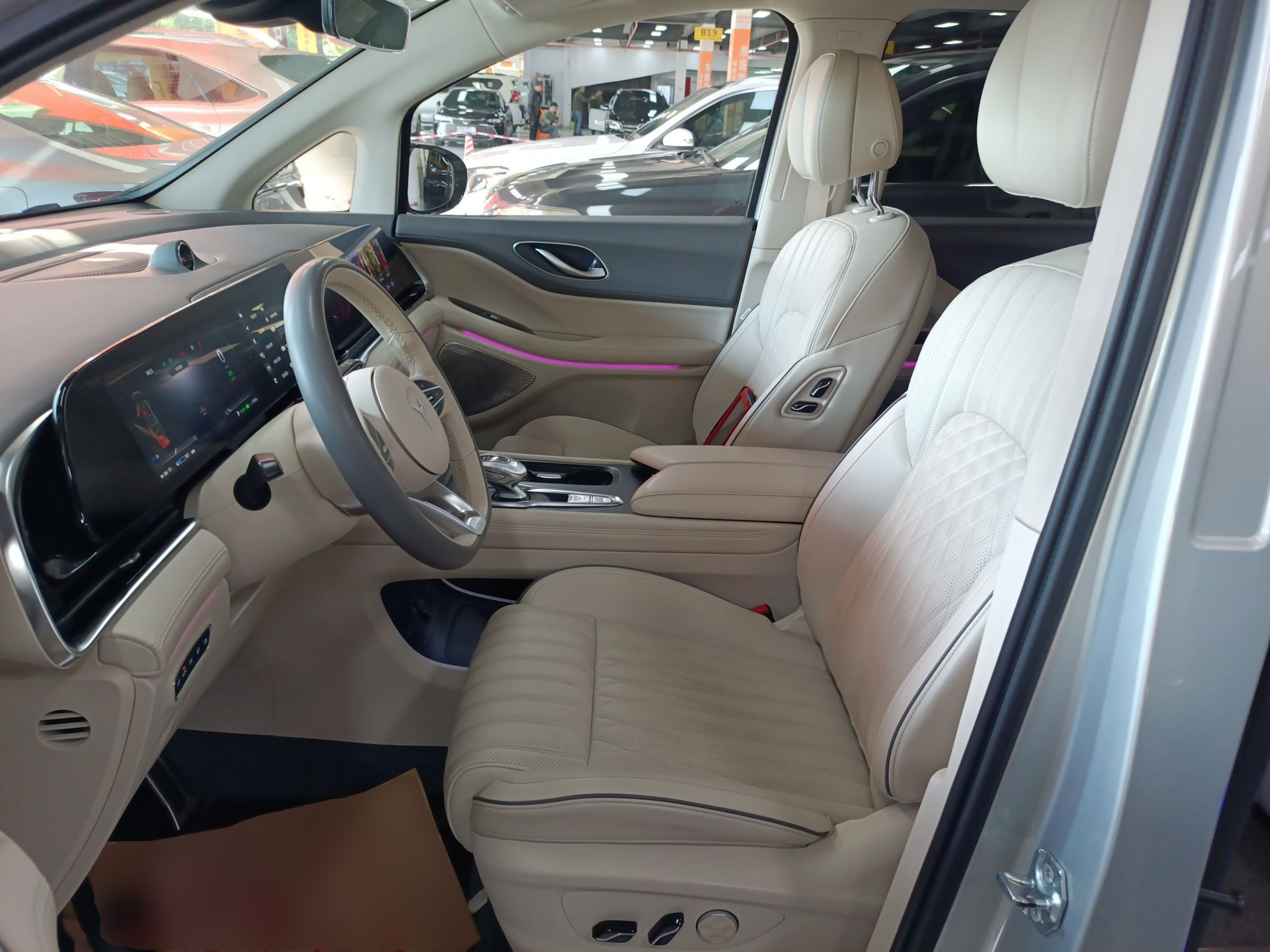 المقاعد الأمامية داخل السيارة