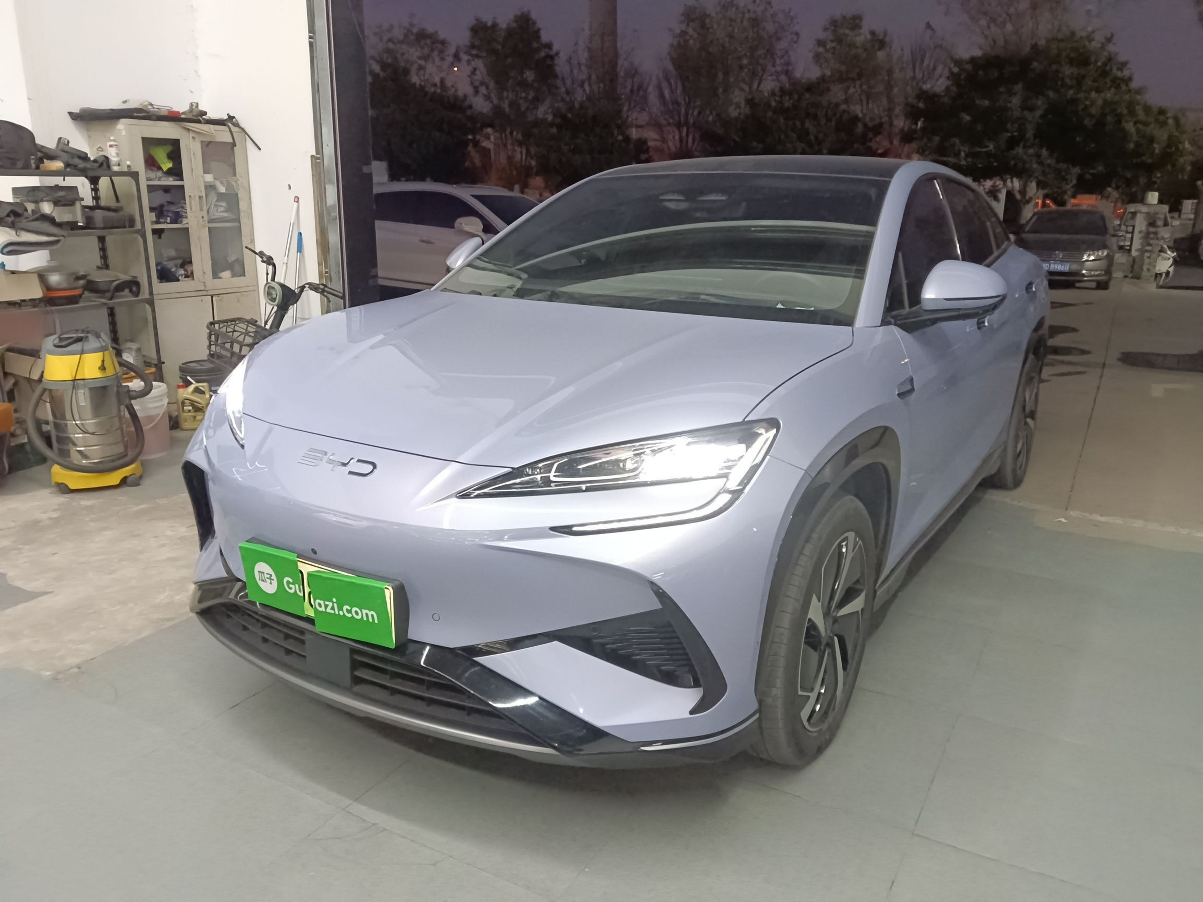 تحت مقدمة السيارة