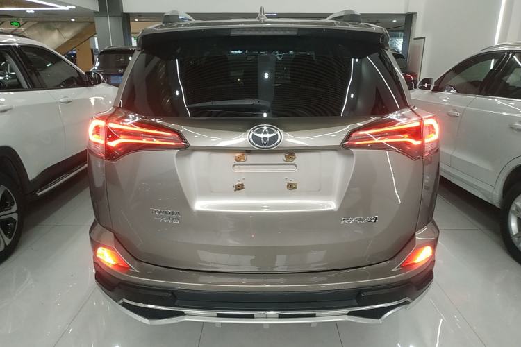 Used Toyota RAV4 2016 2.0L CVT Two-Wheel Drive Fashion Edition China V Standard
