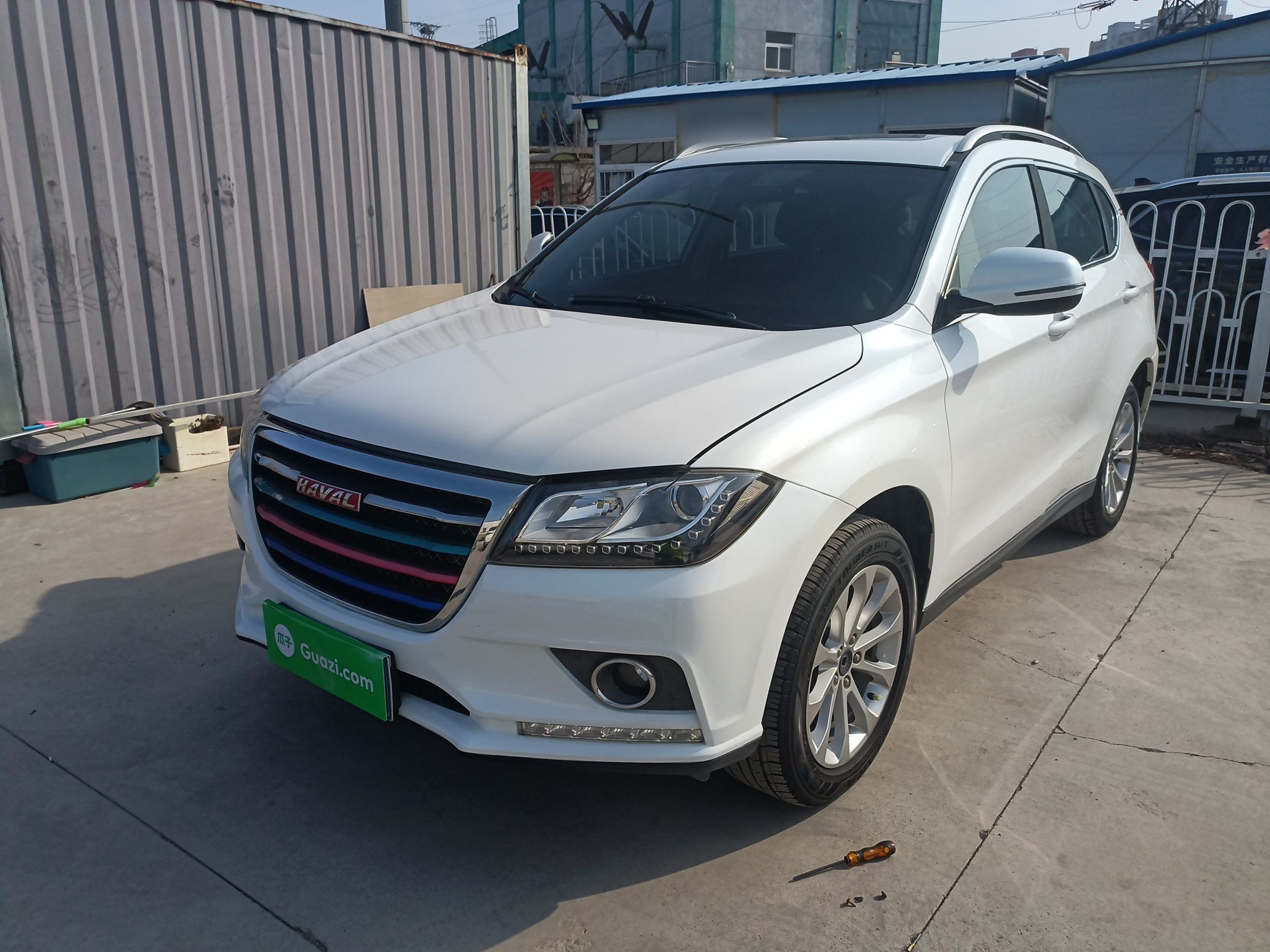 تحت مقدمة السيارة