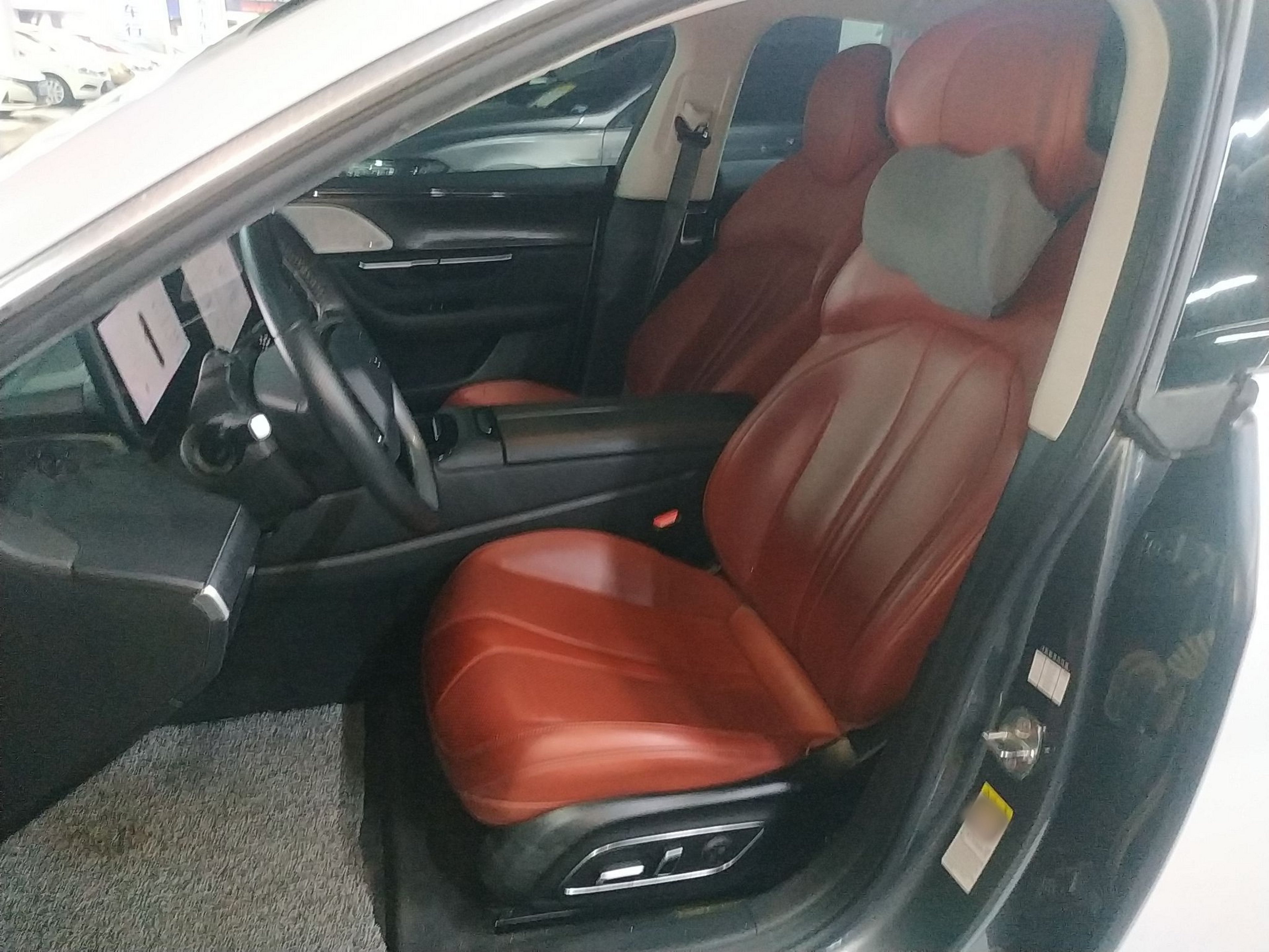 Переднее сиденье в автомобиле