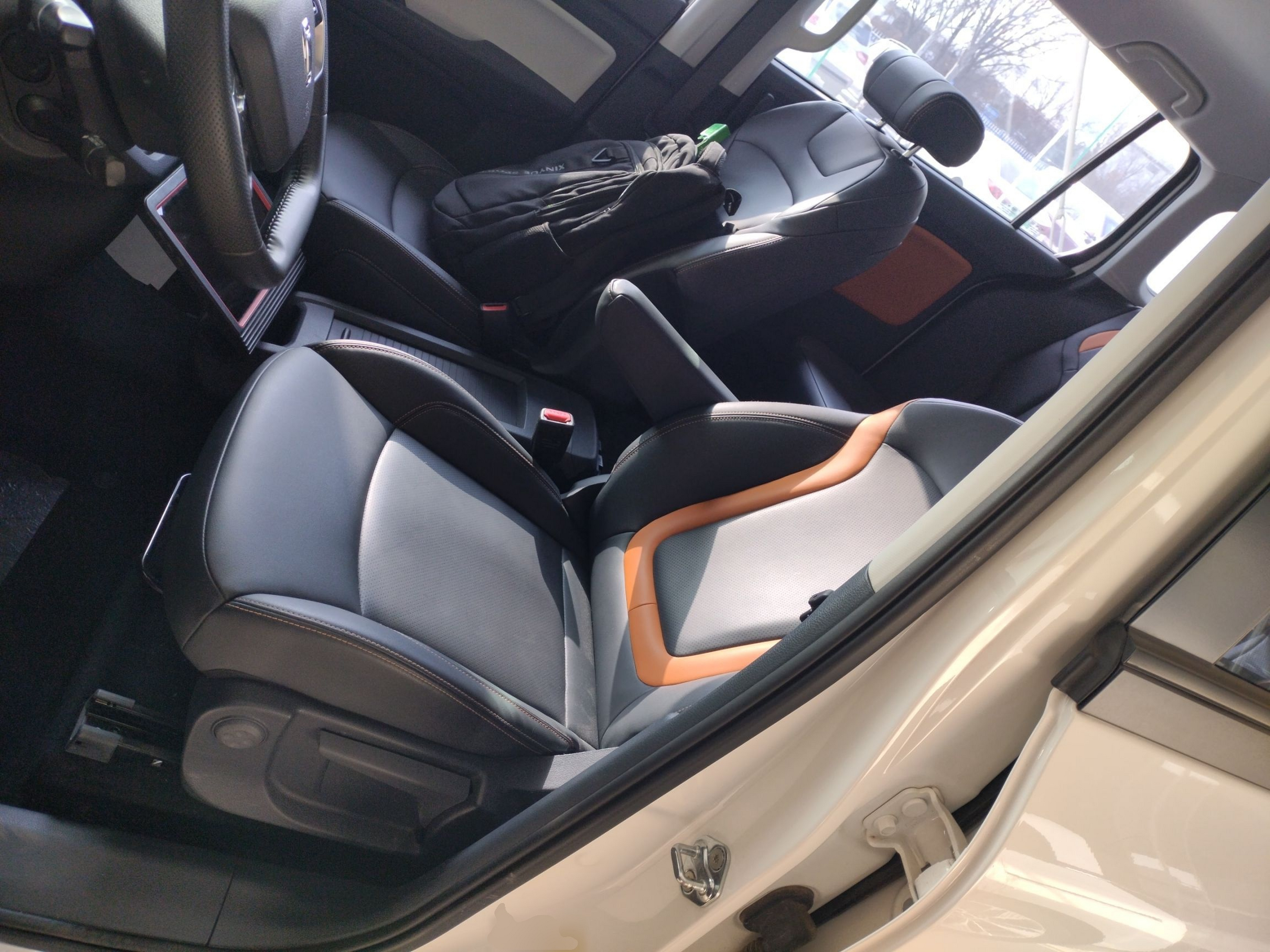 Переднее сиденье в автомобиле