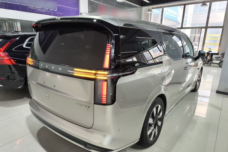 Used Volvo EM90 2025 Ultra Six-Seater
