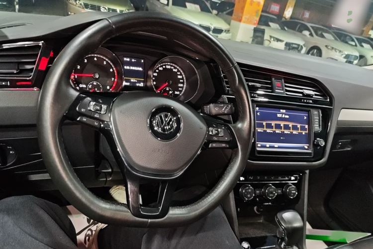 Used Volkswagen Tiguan L 2018 330TSI Automatic Two-Wheel Drive Luxury Edition