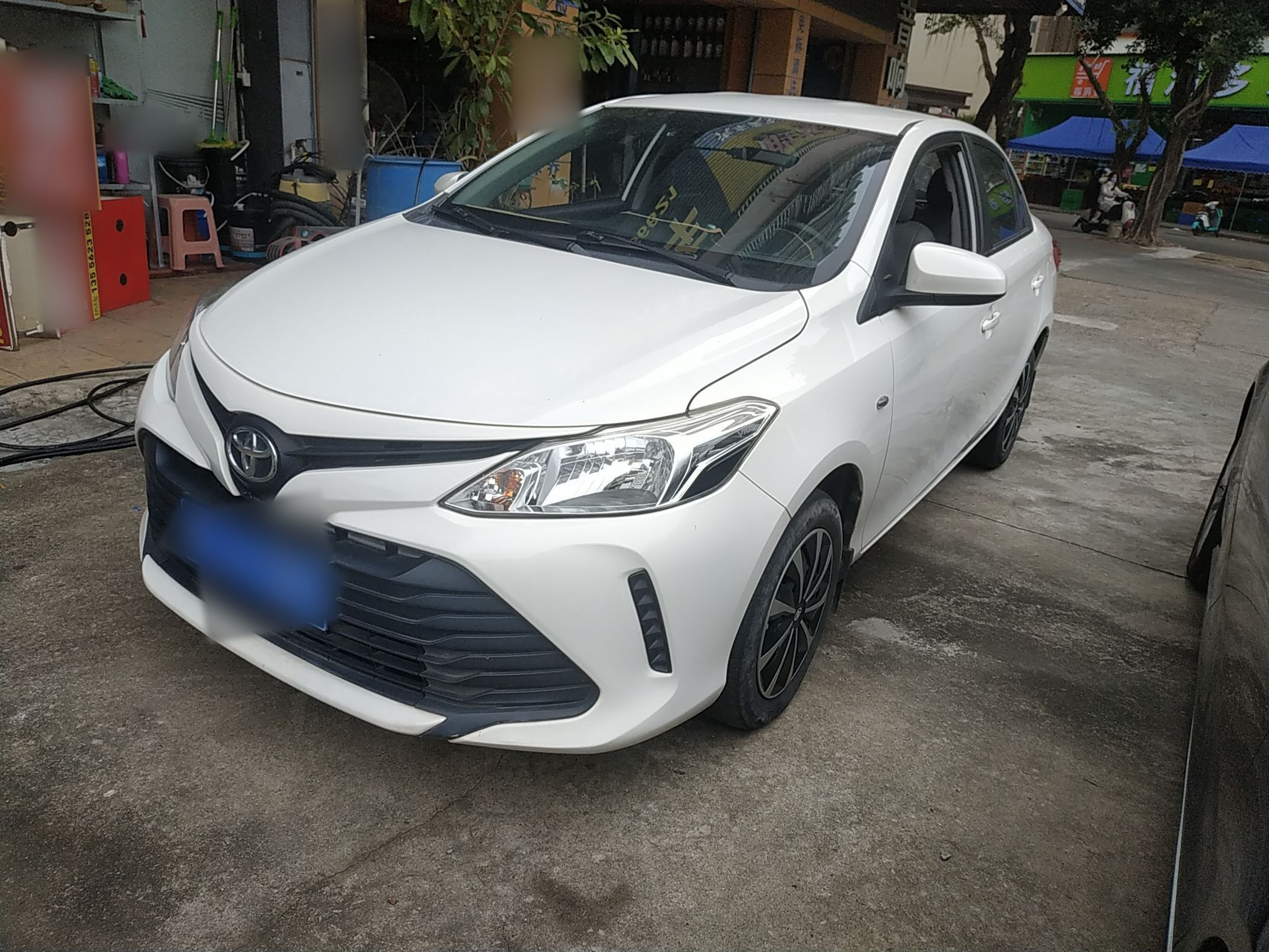 تحت مقدمة السيارة