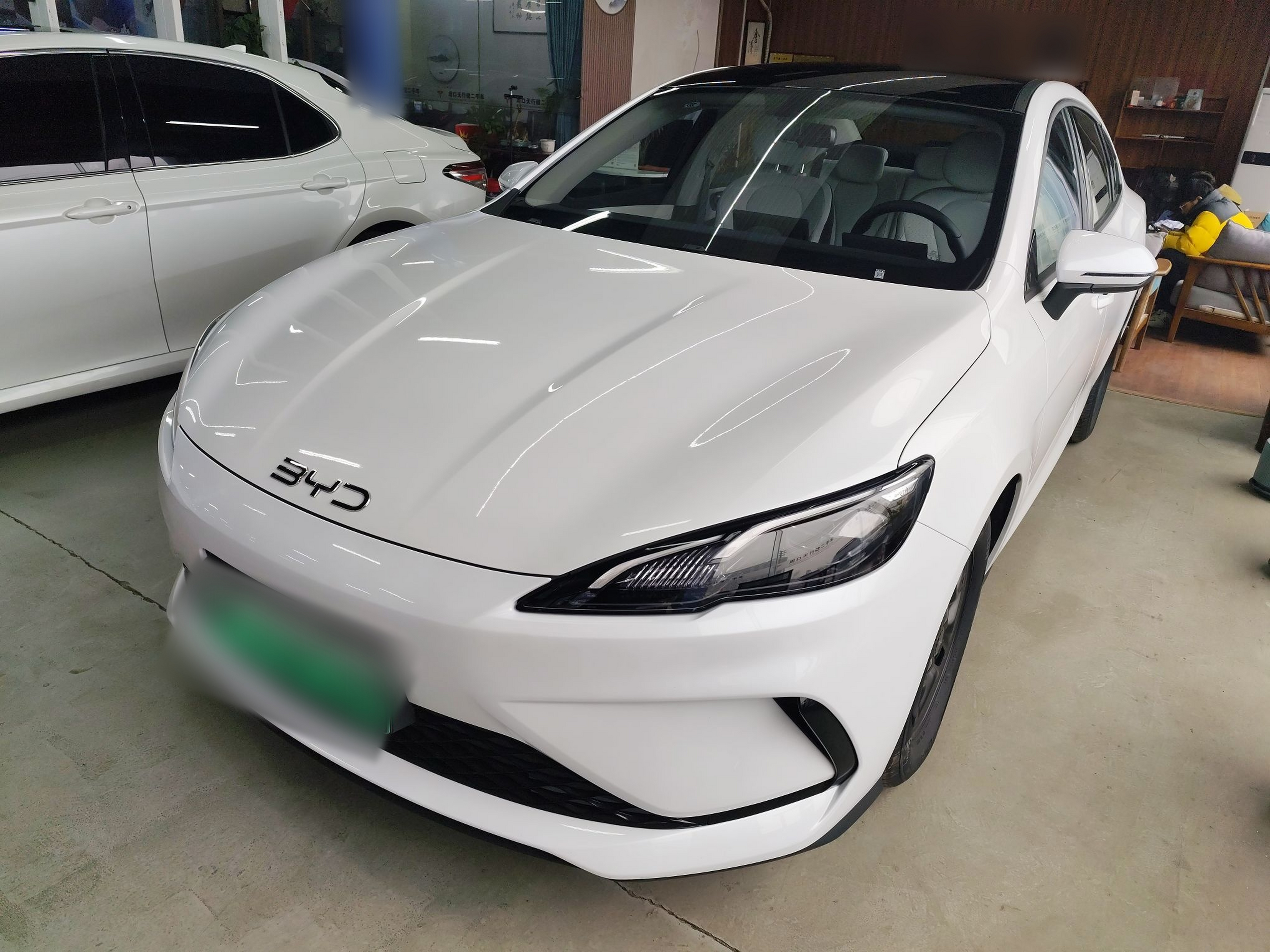 تحت مقدمة السيارة