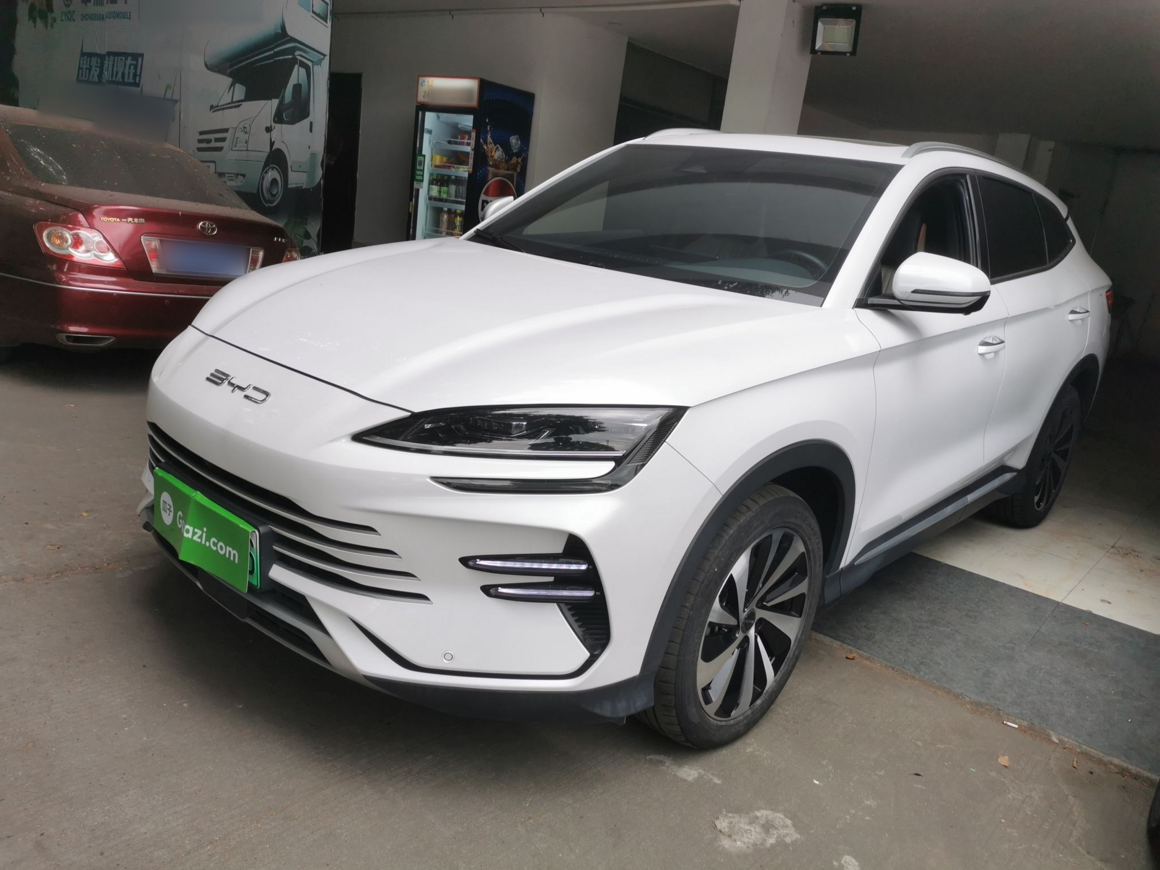 تحت مقدمة السيارة