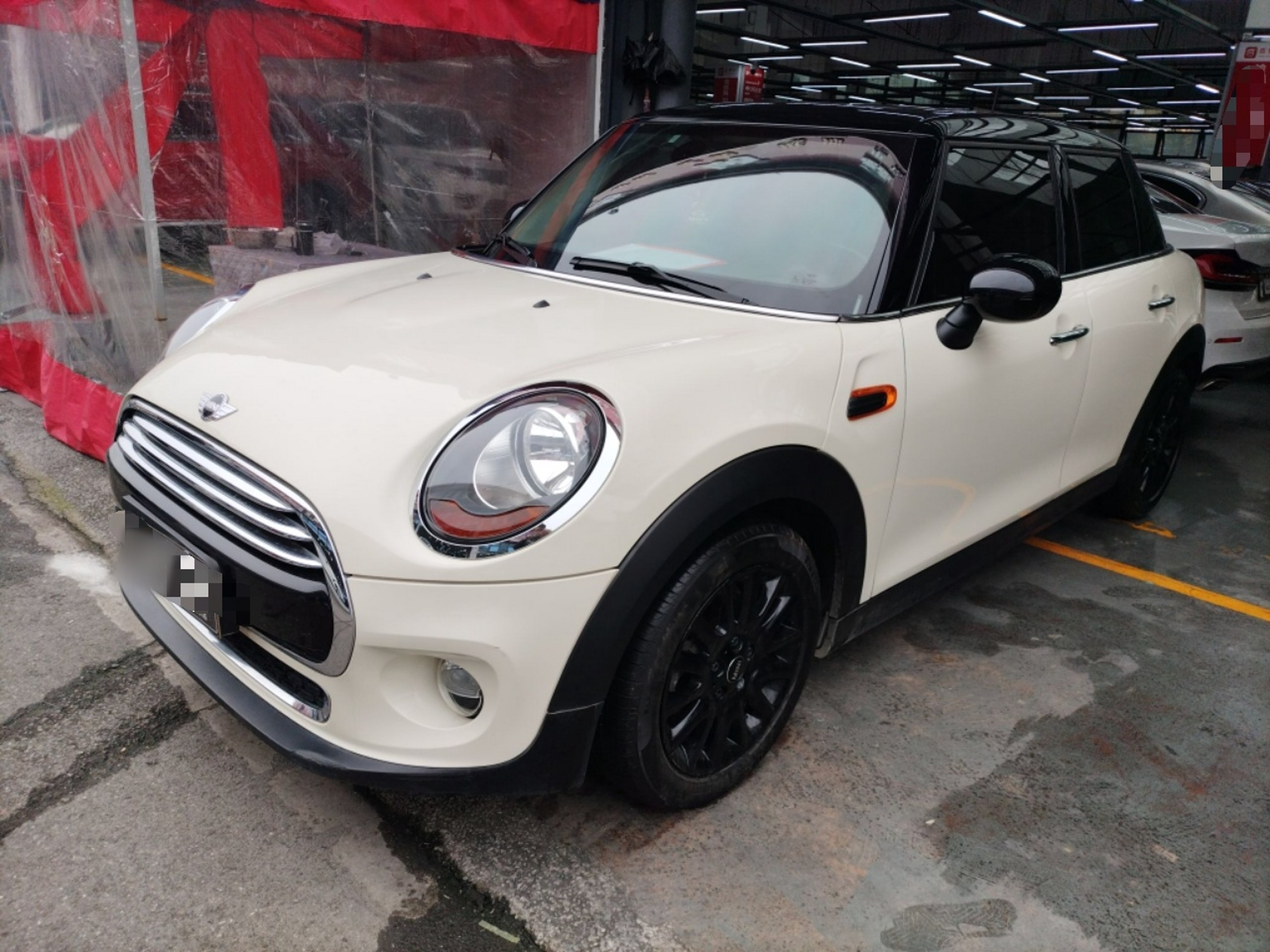 تحت مقدمة السيارة