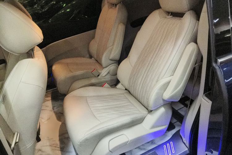 Used Buick GL8 2023 Facelifted Land Cruiser Executive Luxury Version
