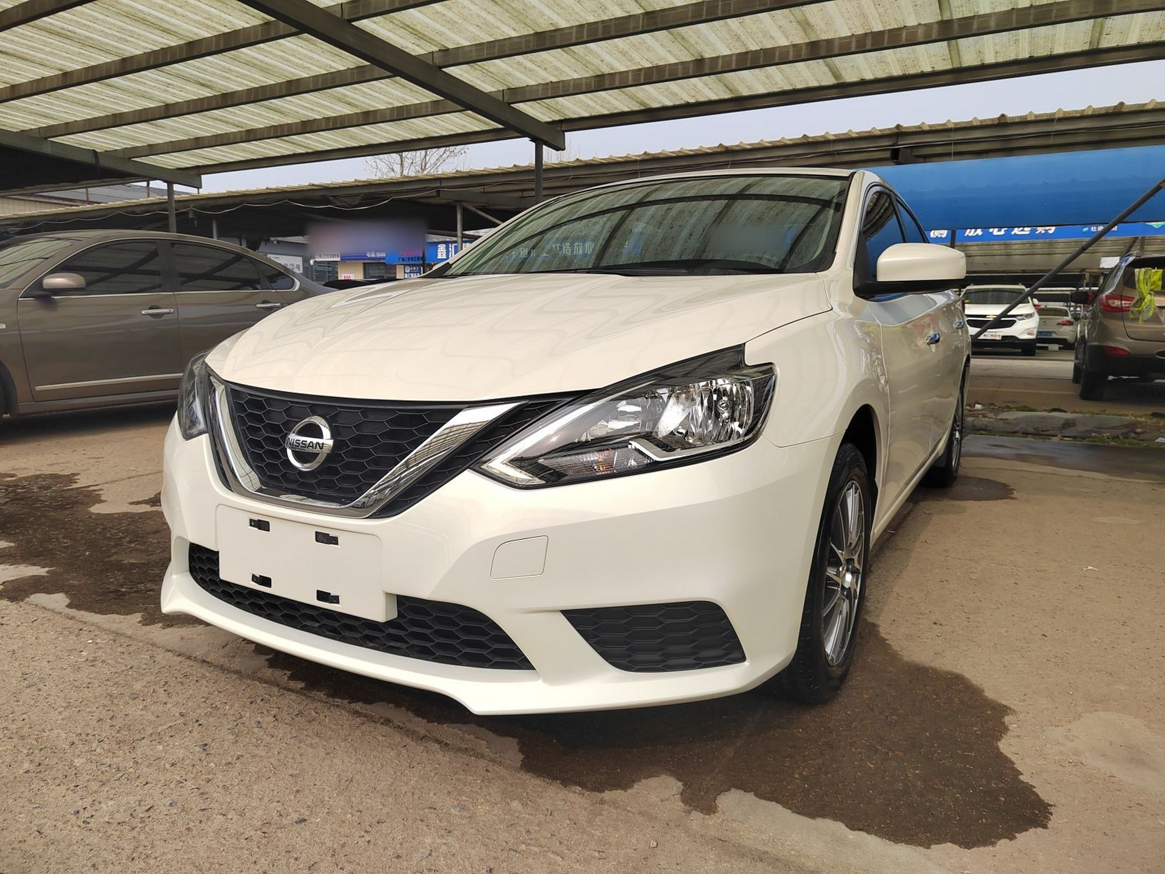 تحت مقدمة السيارة