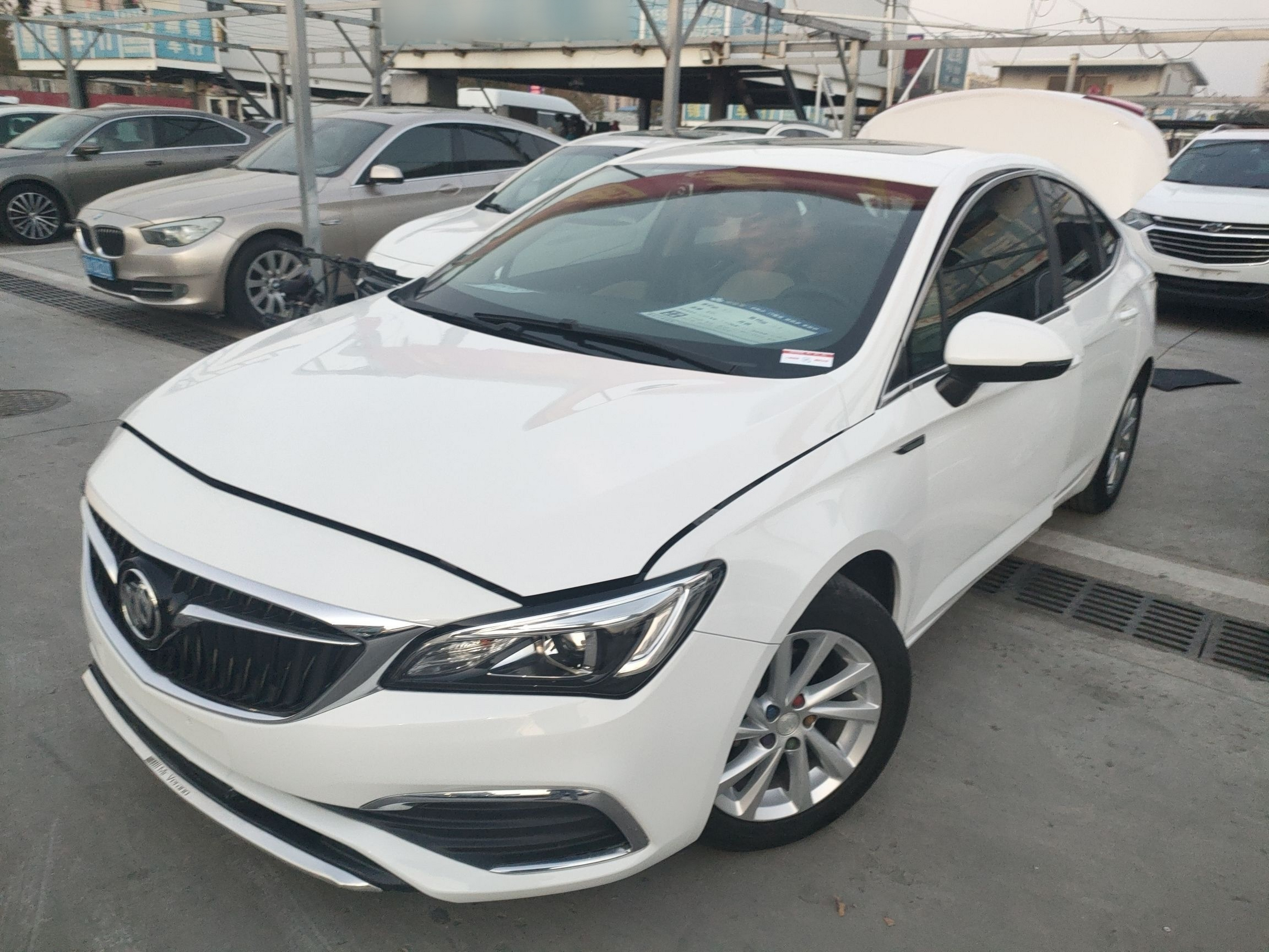 تحت مقدمة السيارة