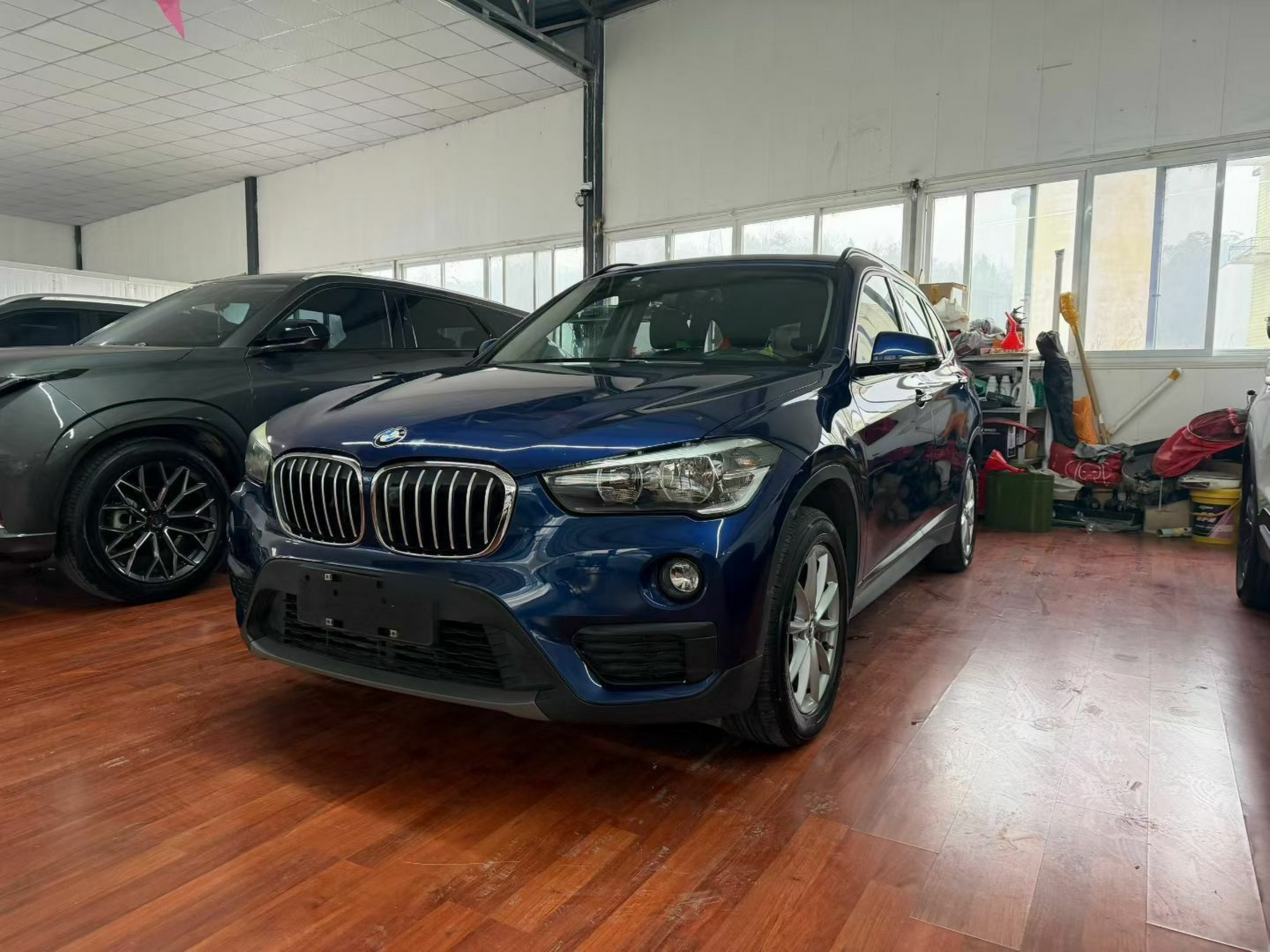 Под передней частью автомобиля