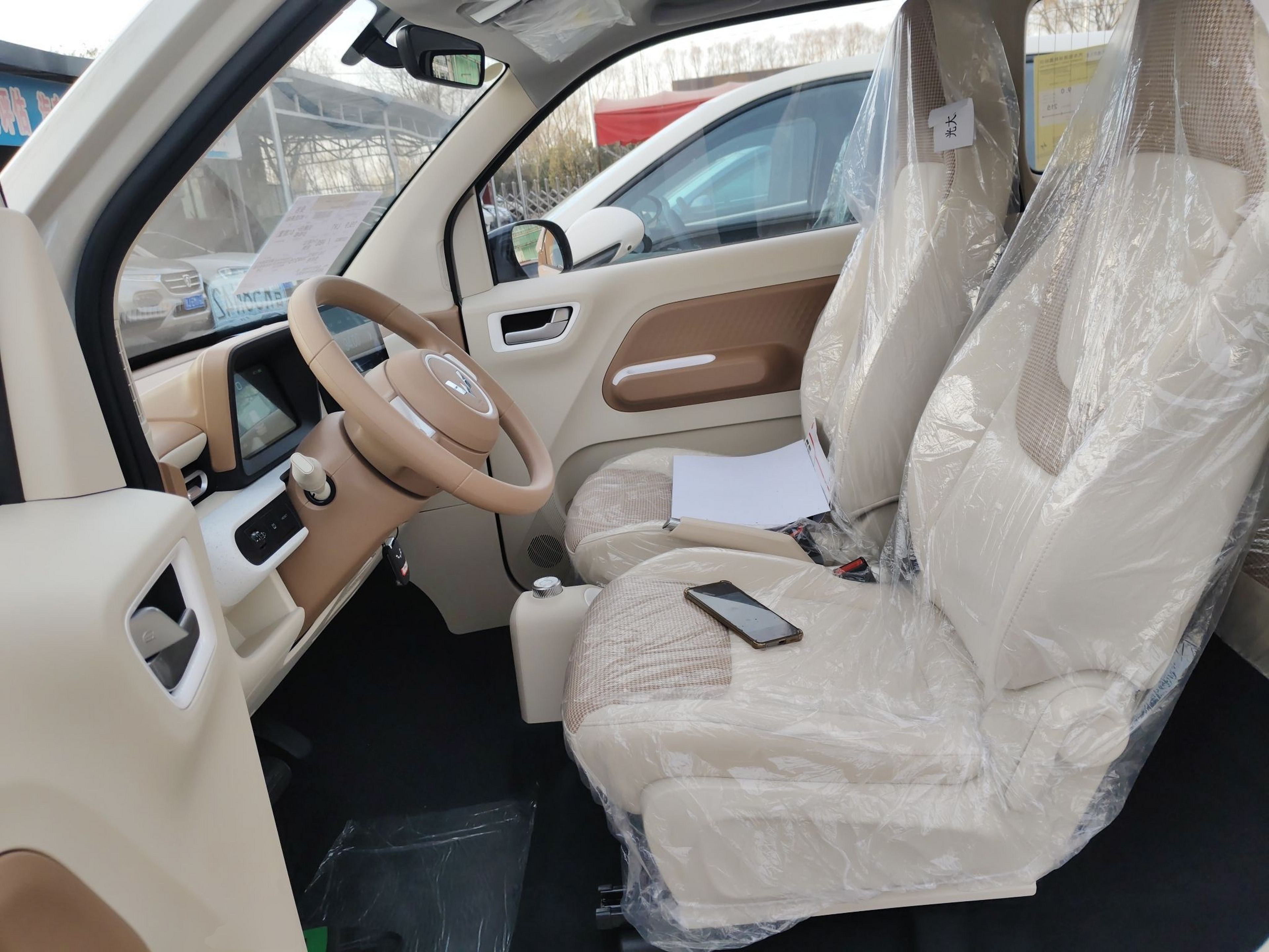 المقاعد الأمامية داخل السيارة