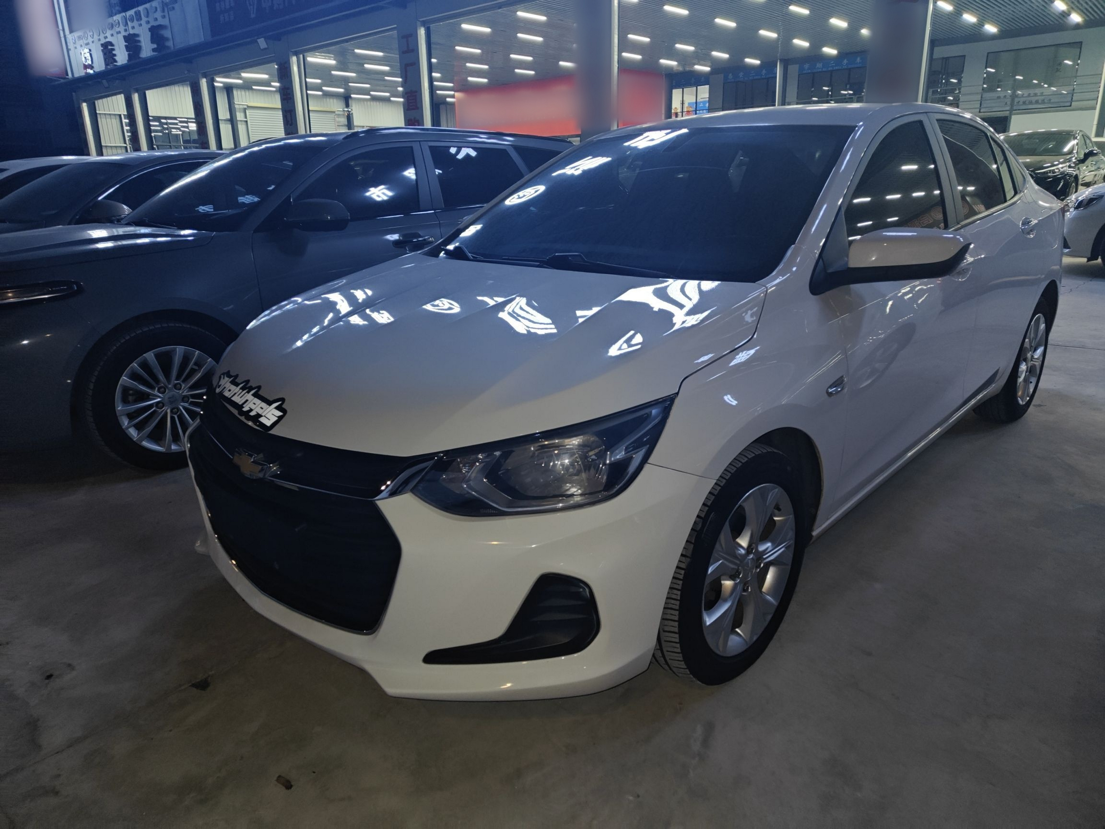 تحت مقدمة السيارة