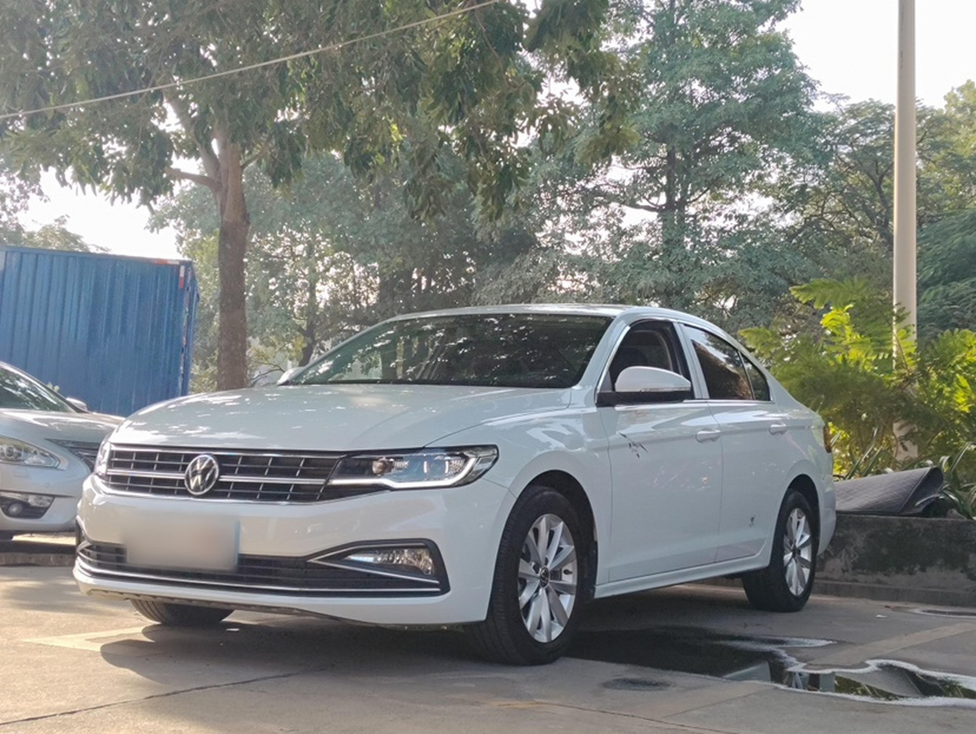 Под передней частью автомобиля