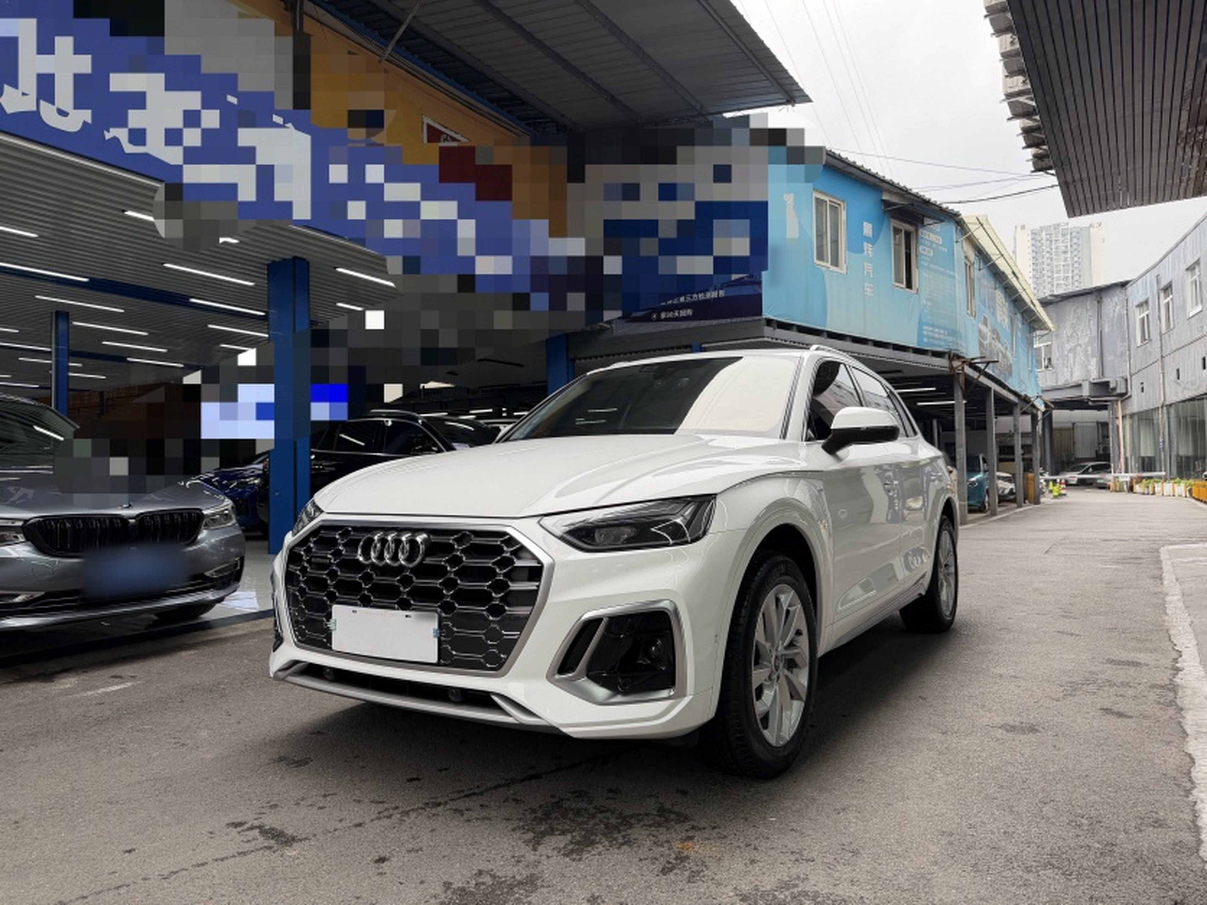 تحت مقدمة السيارة