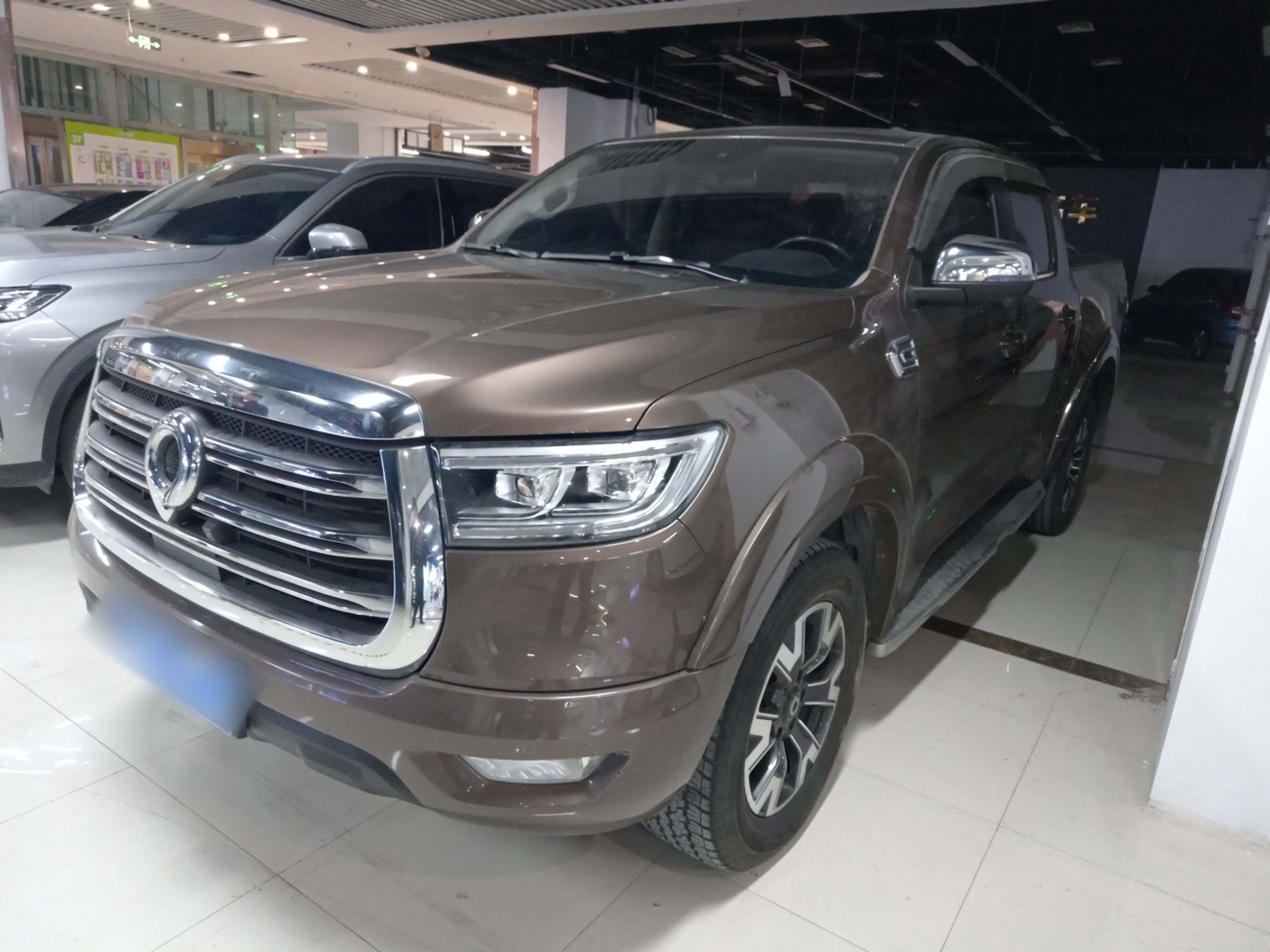 Под передней частью автомобиля