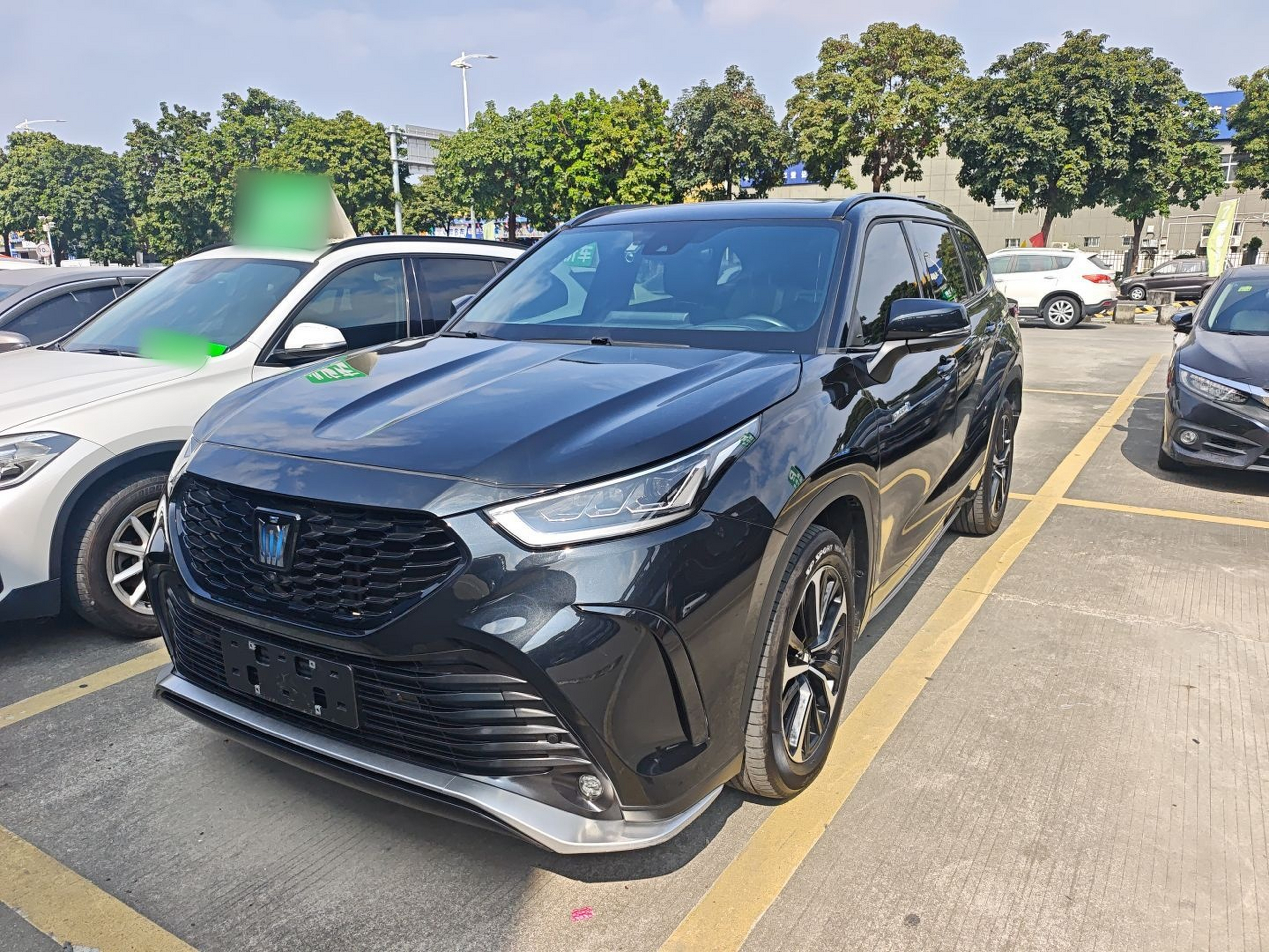 تحت مقدمة السيارة