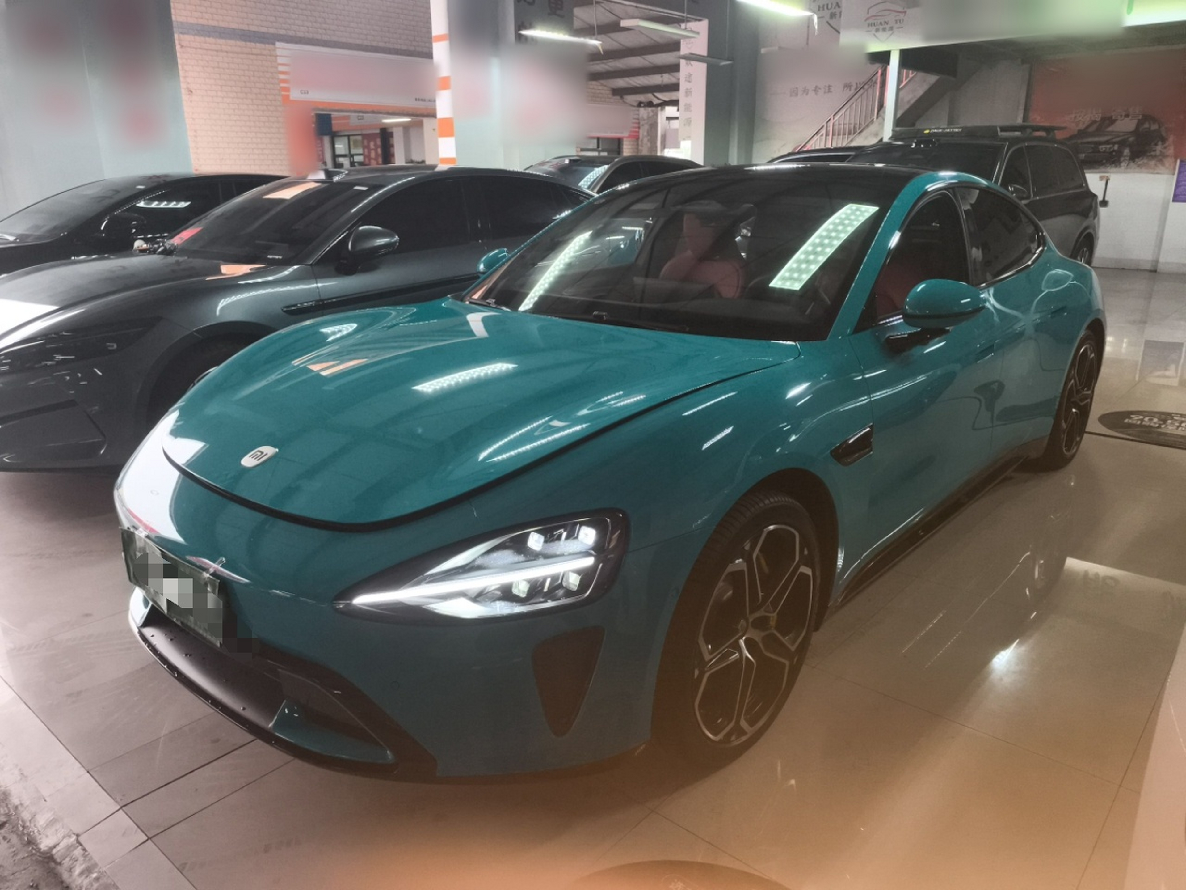 تحت مقدمة السيارة