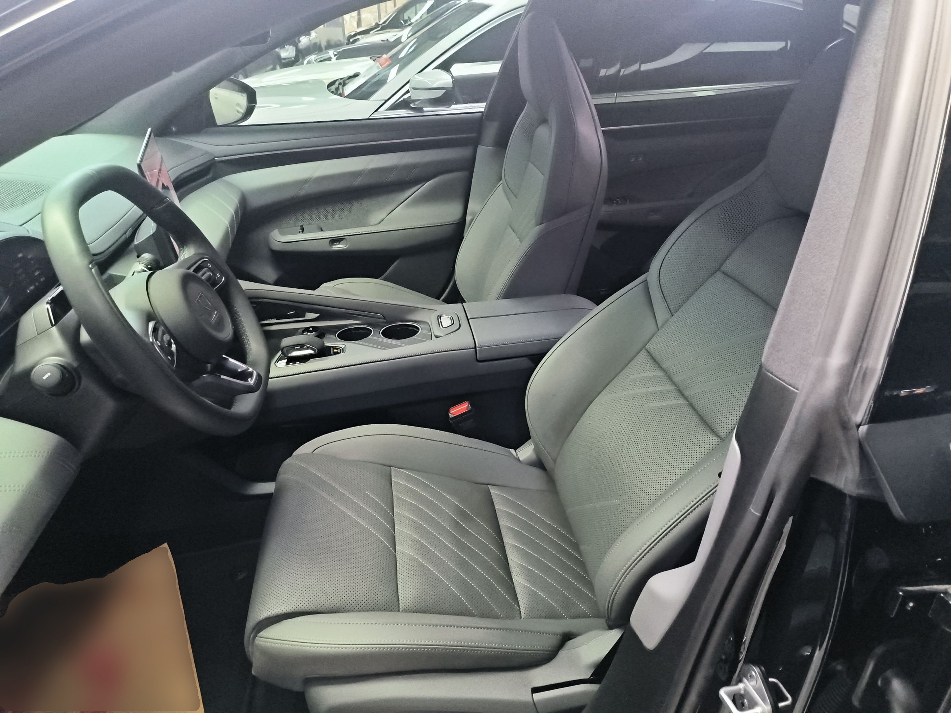 Переднее сиденье в автомобиле