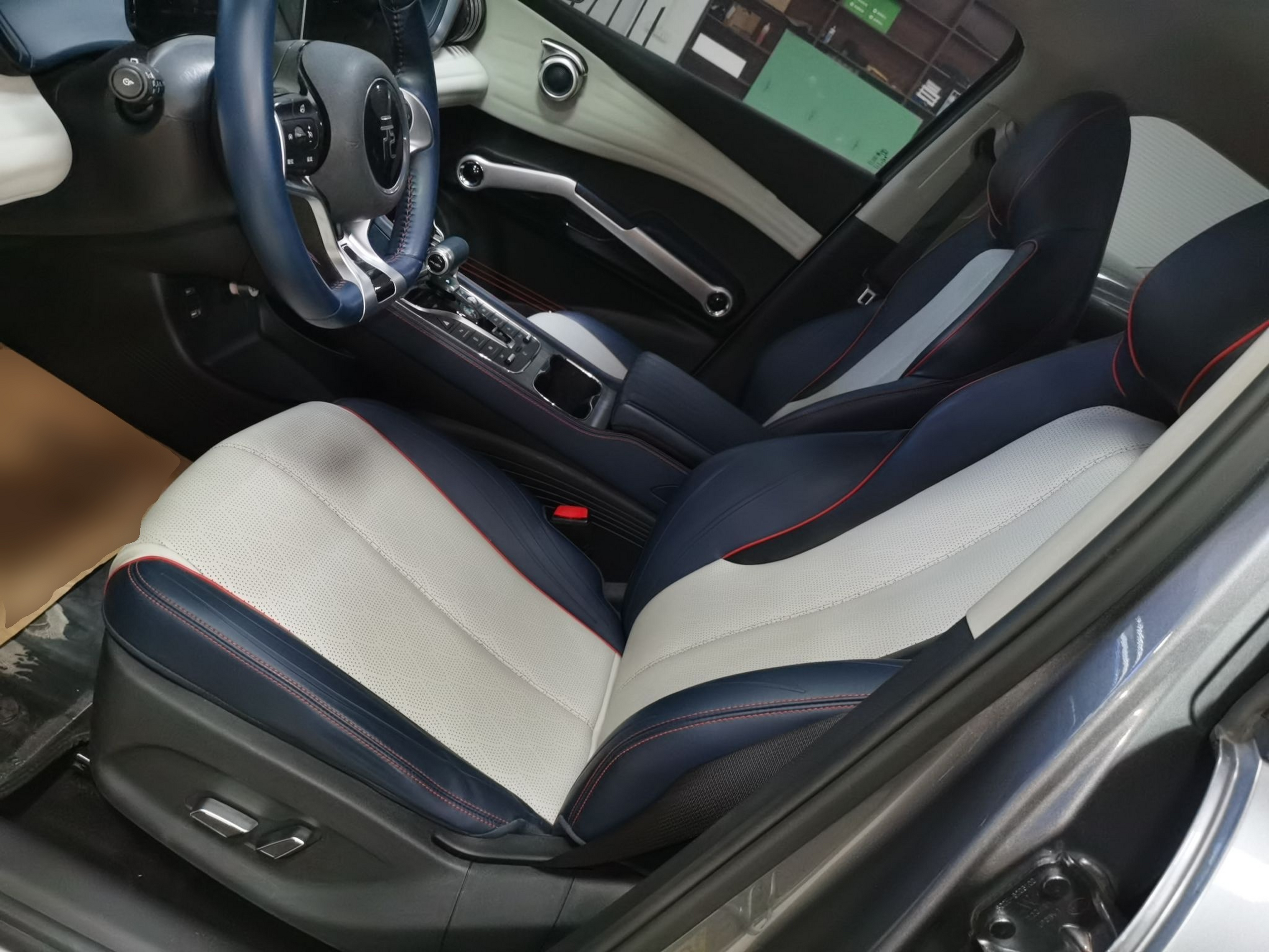 Переднее сиденье в автомобиле