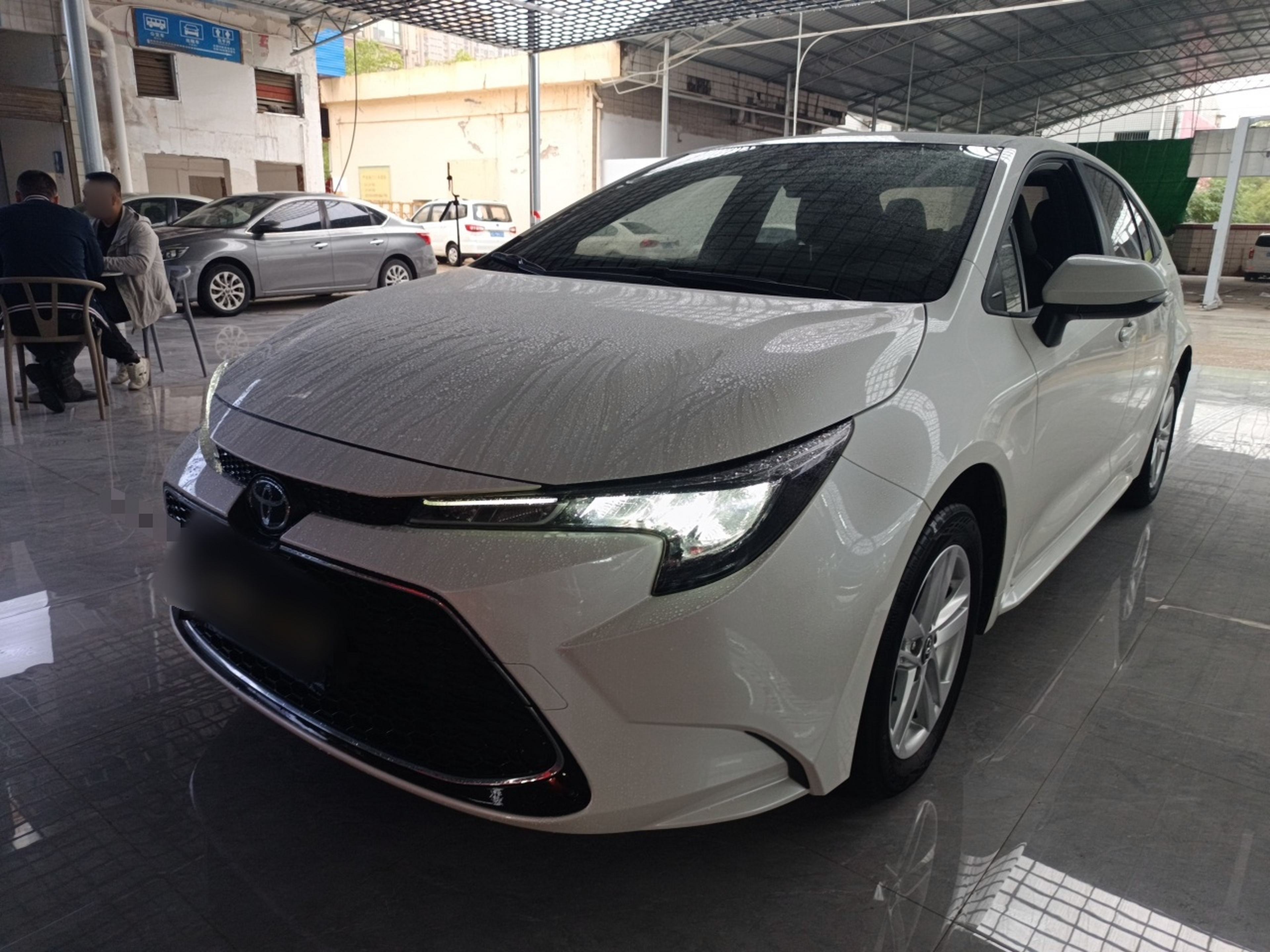 Под передней частью автомобиля