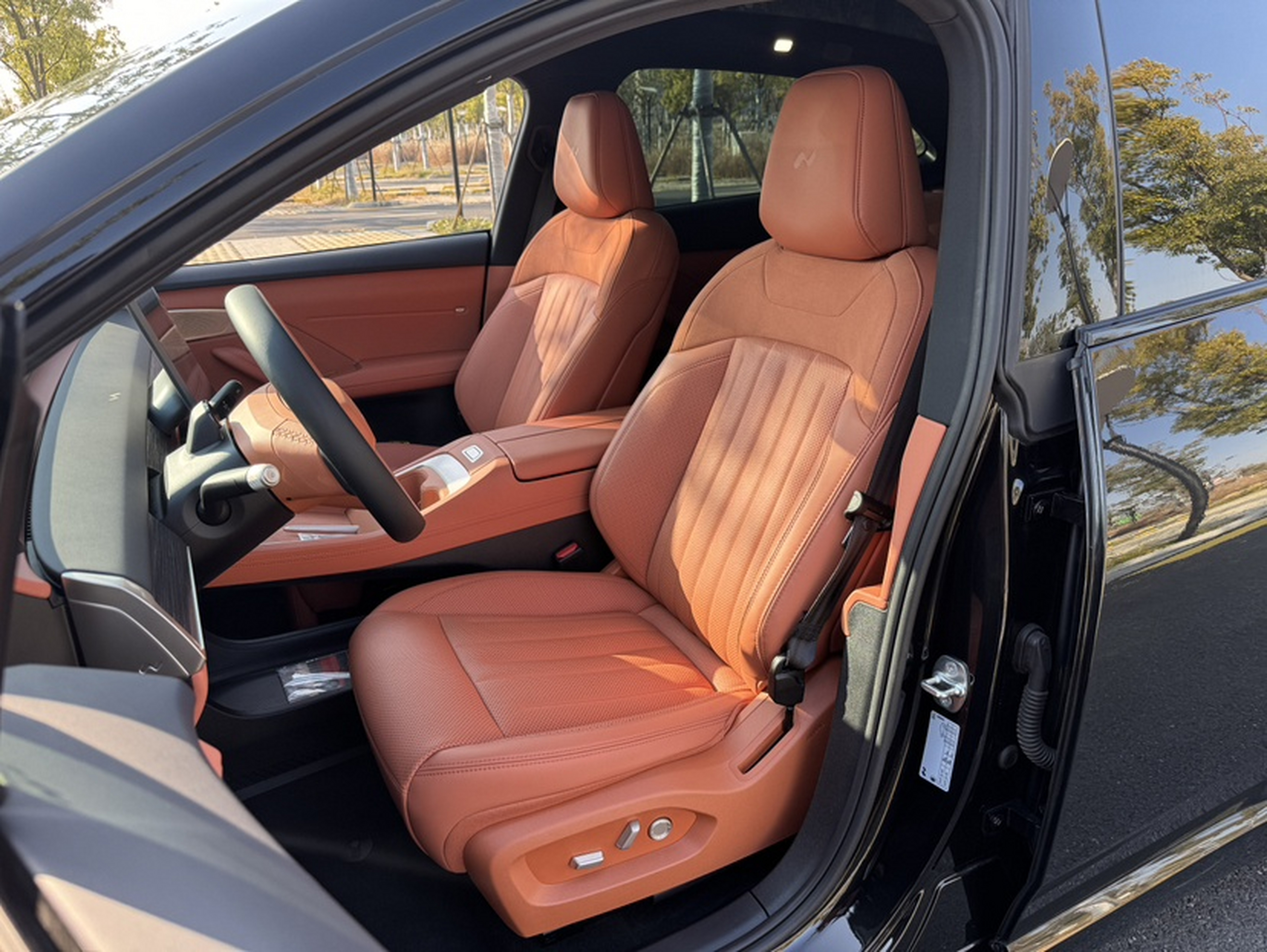 المقاعد الأمامية داخل السيارة