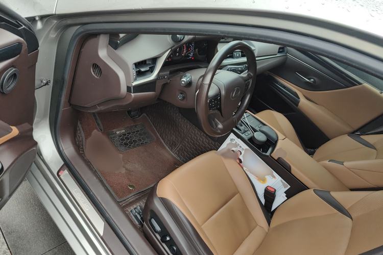 Used Lexus ES 2020 300h Premier Edition
