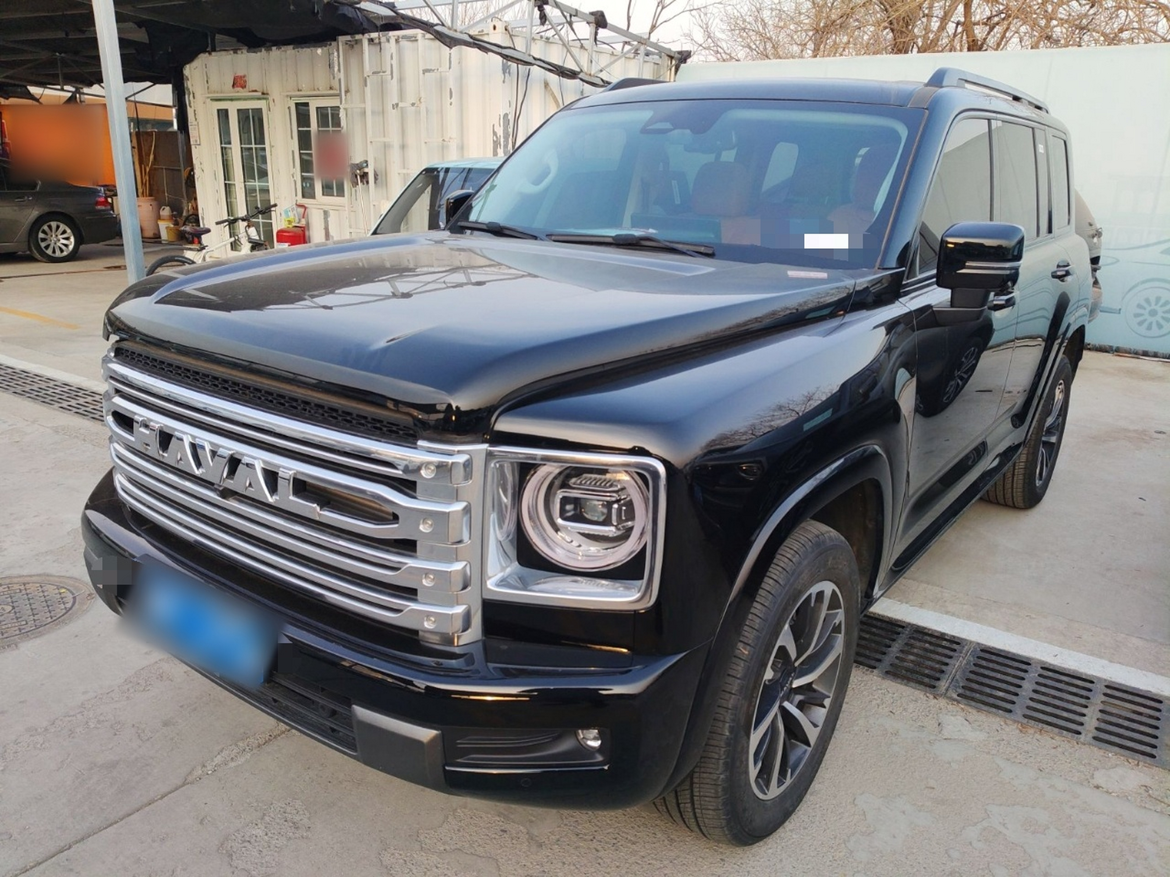 تحت مقدمة السيارة