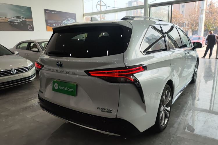 Used Toyota Sienna 2023 2.5L Hybrid Platinum Edition
