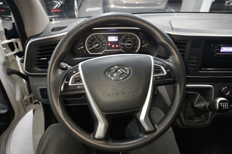 Used SAIC MAXUS Xintu V80 2023 2.0T Manual Classic Aoyuntong Short Wheelbase Mid-Roof 5/6-Seater