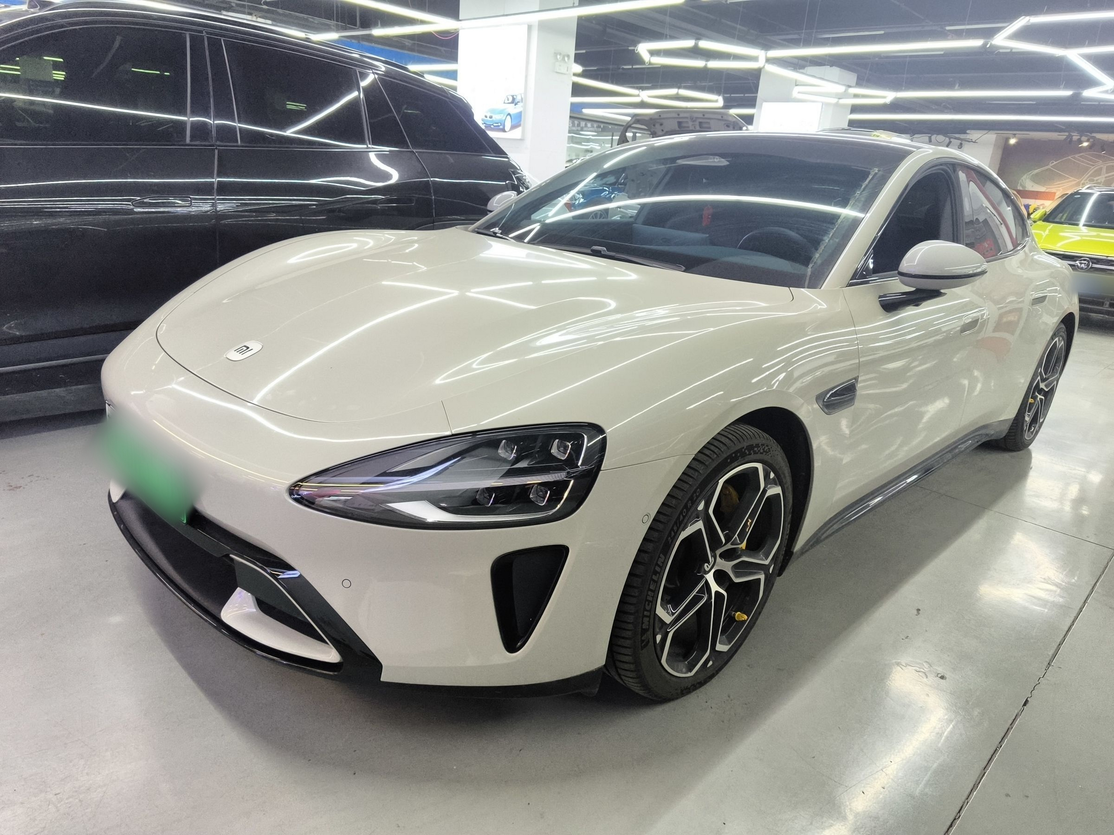 تحت مقدمة السيارة