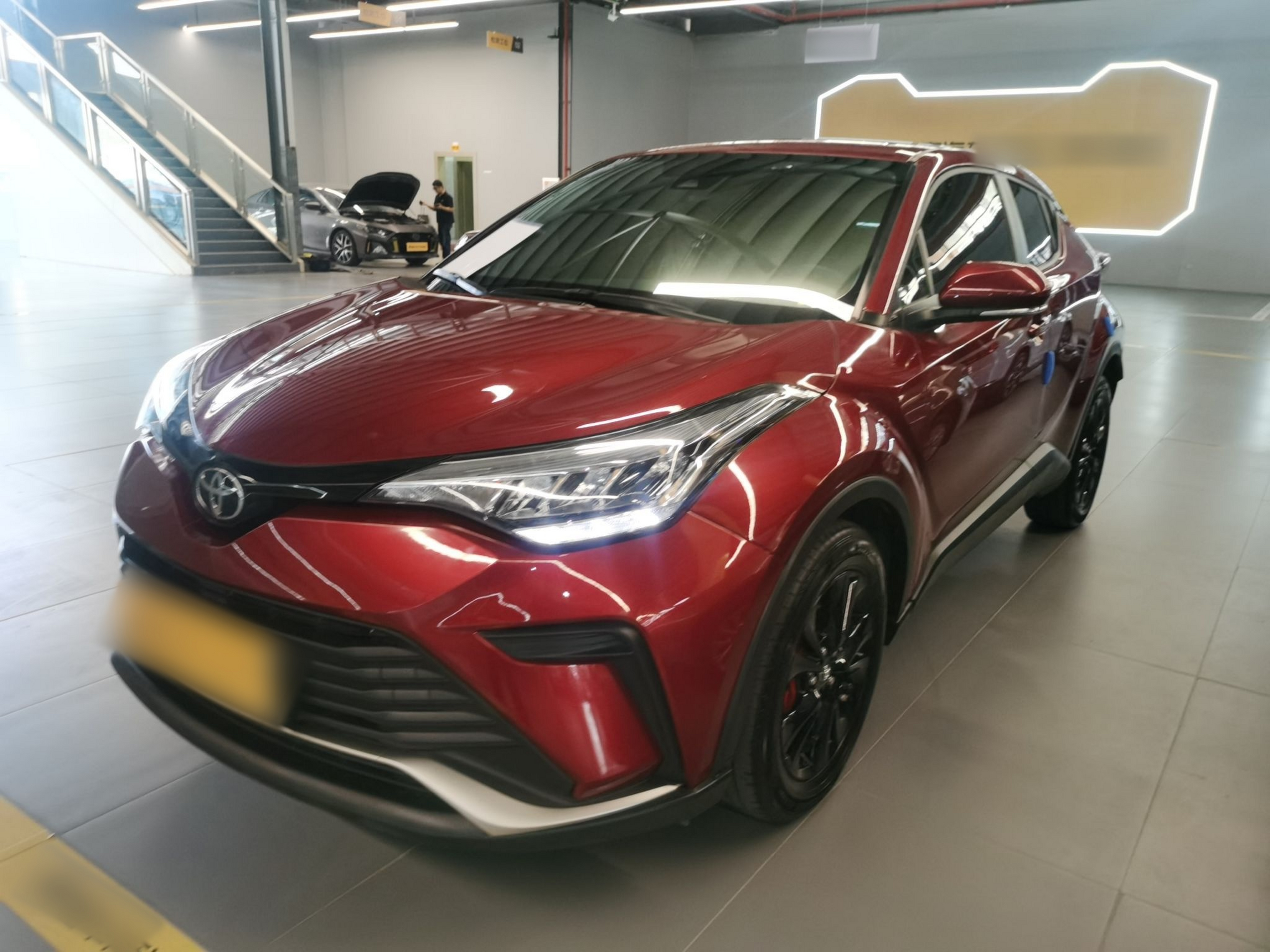 تحت مقدمة السيارة