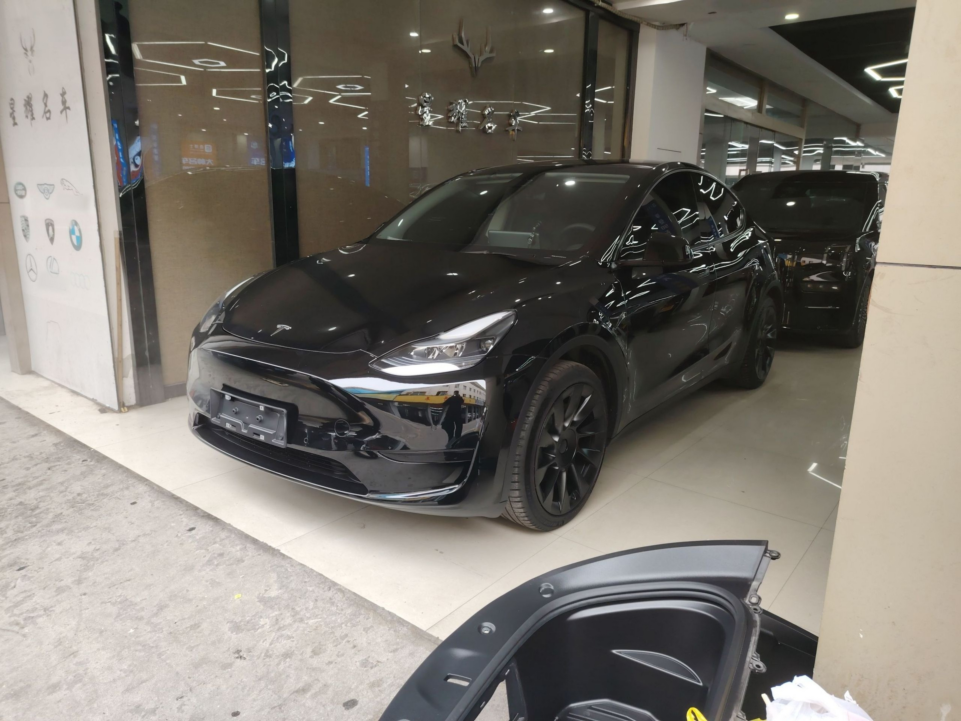 تحت مقدمة السيارة