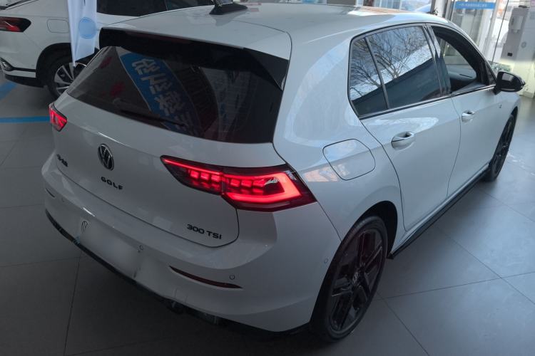 Used Volkswagen Golf 2025 300TSI R-Line
