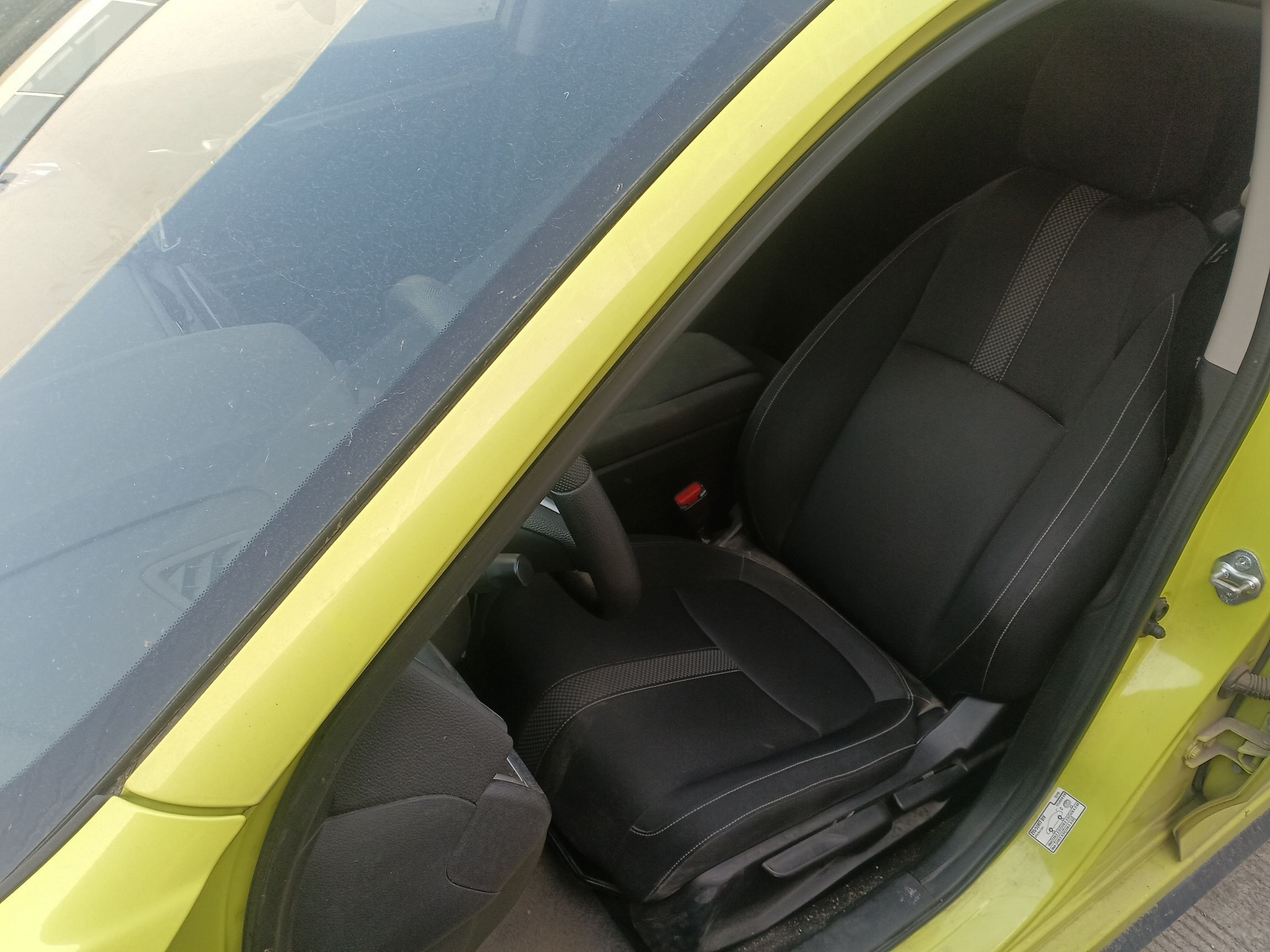 المقاعد الأمامية داخل السيارة