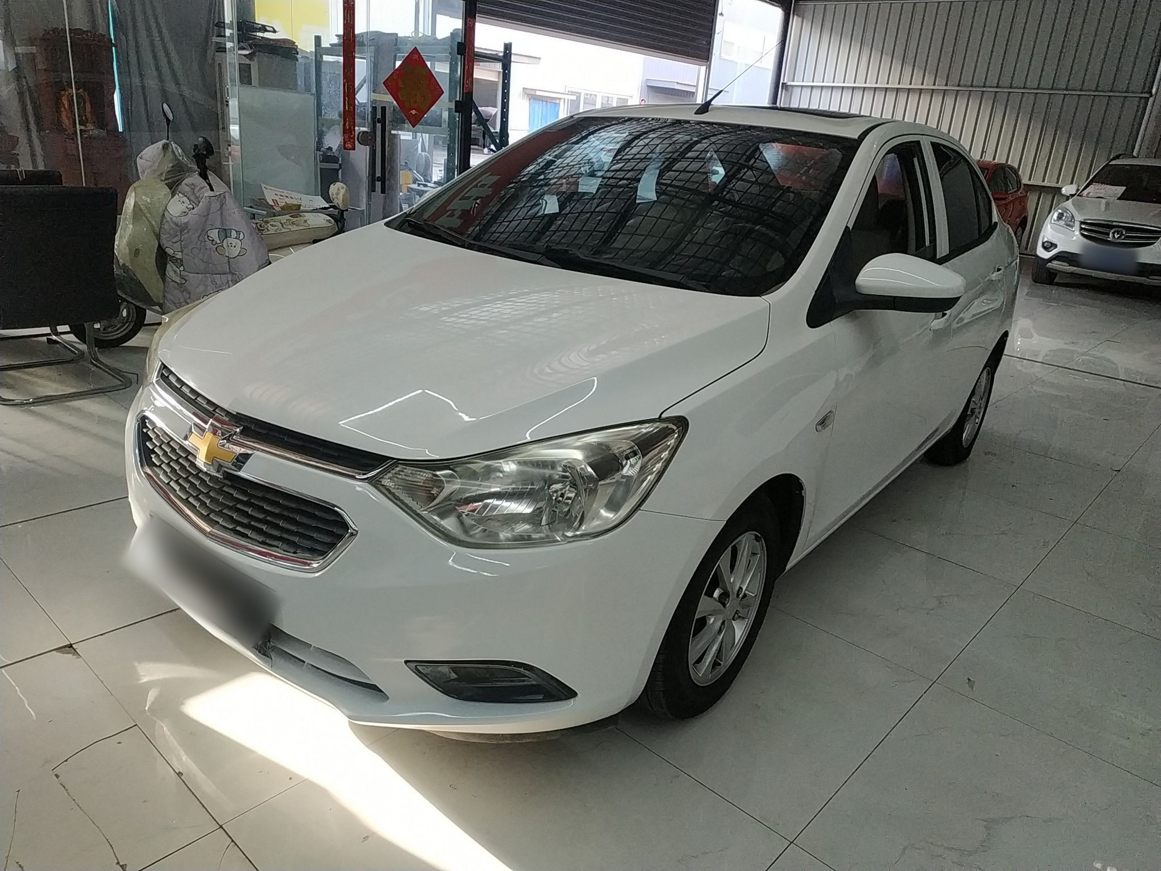 تحت مقدمة السيارة