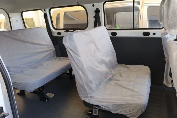 Used Wuling Yangguang 2024 300KM Comfort Version Passenger Van 75kW