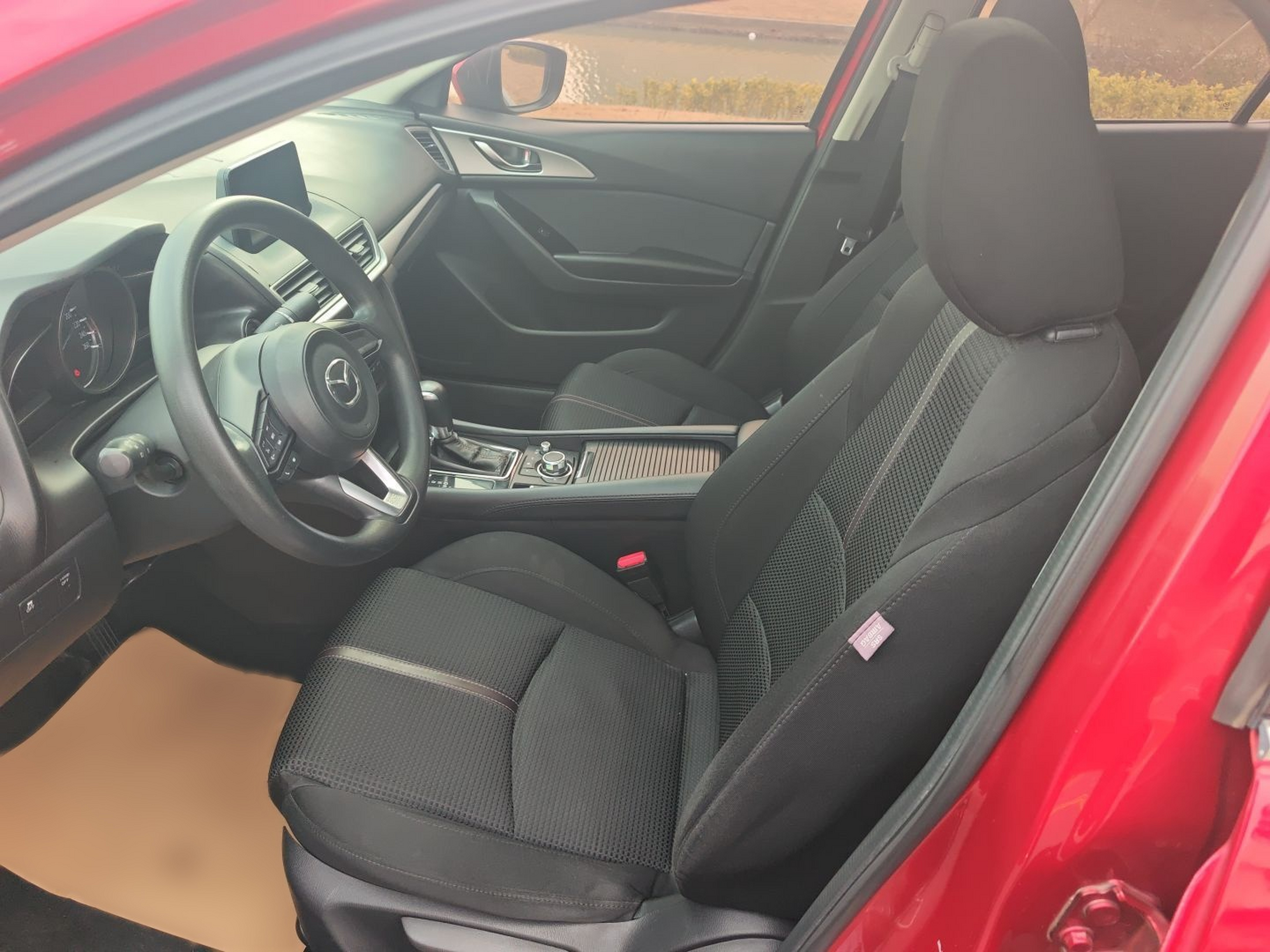 Переднее сиденье в автомобиле