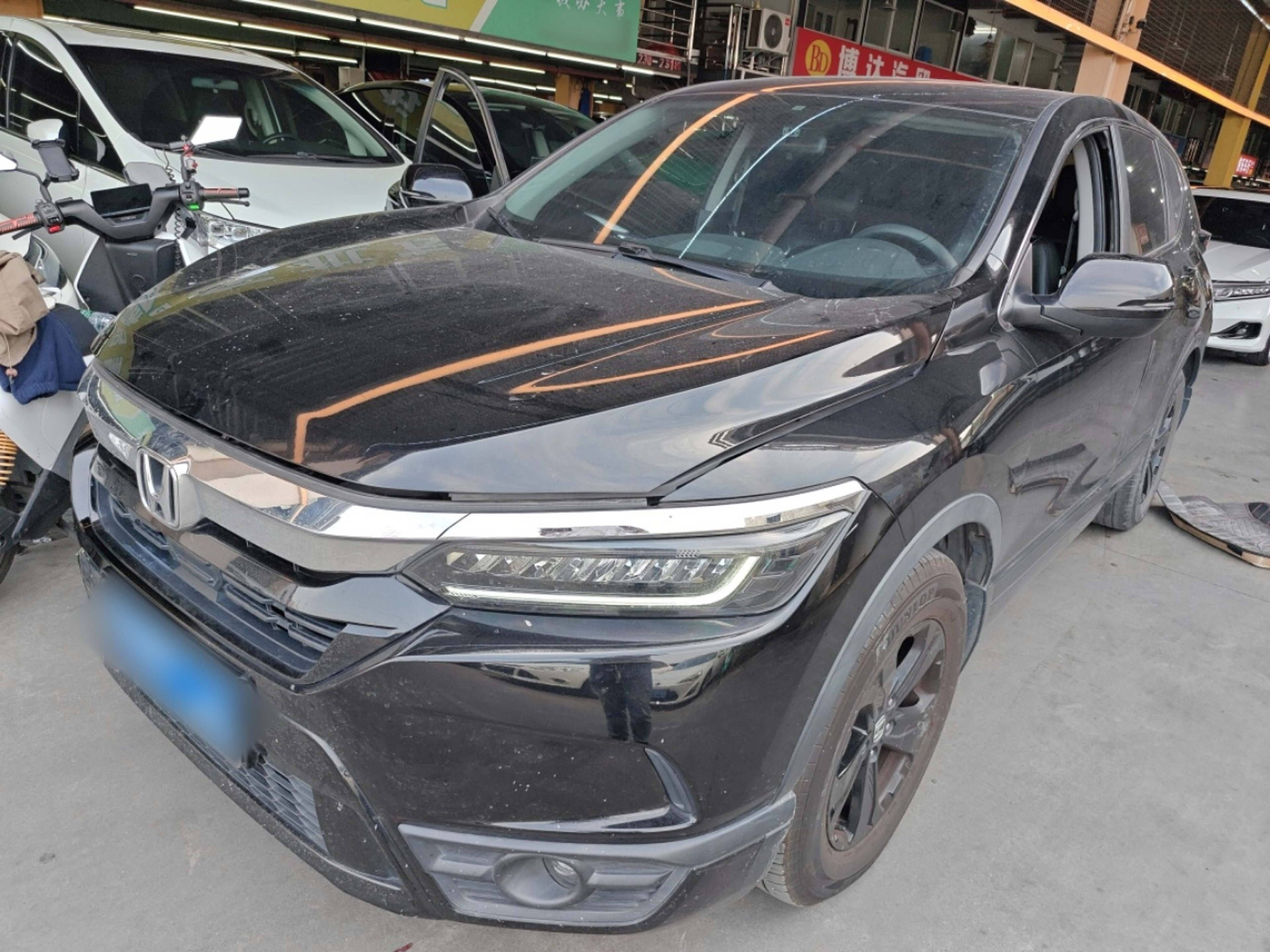 تحت مقدمة السيارة