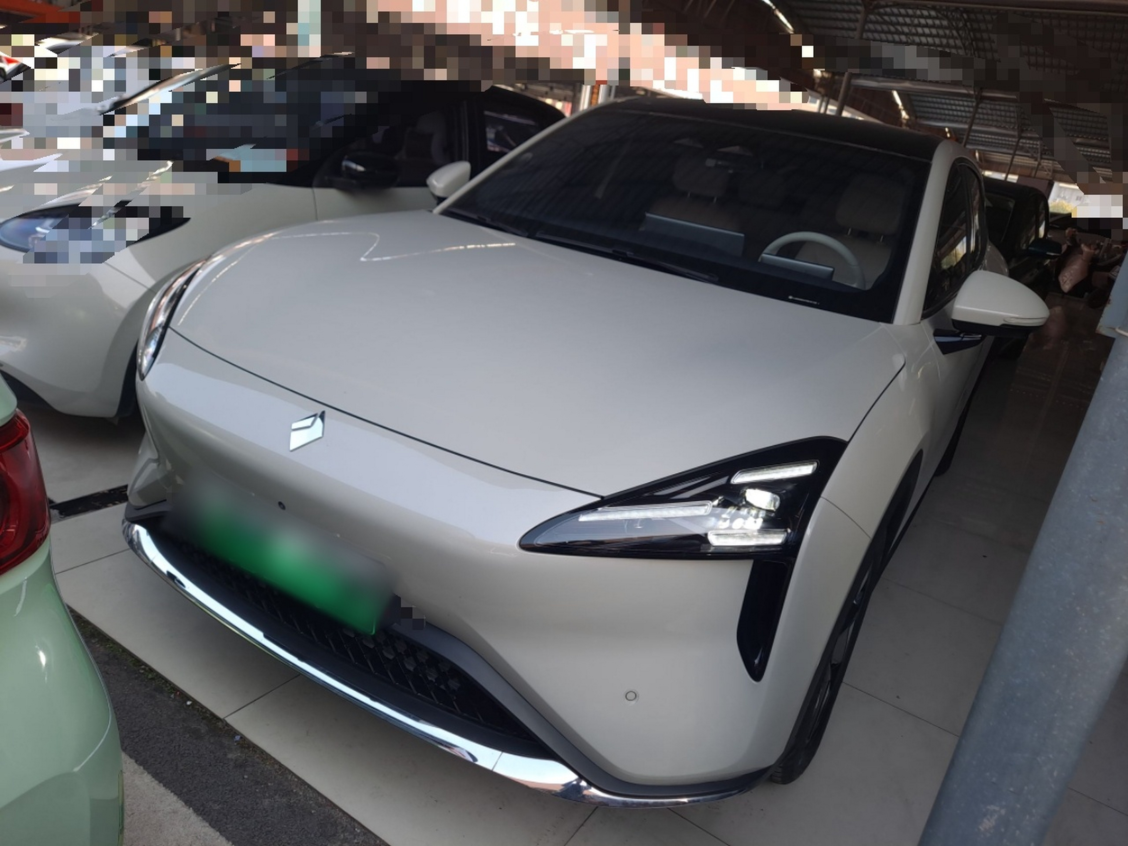 Под передней частью автомобиля