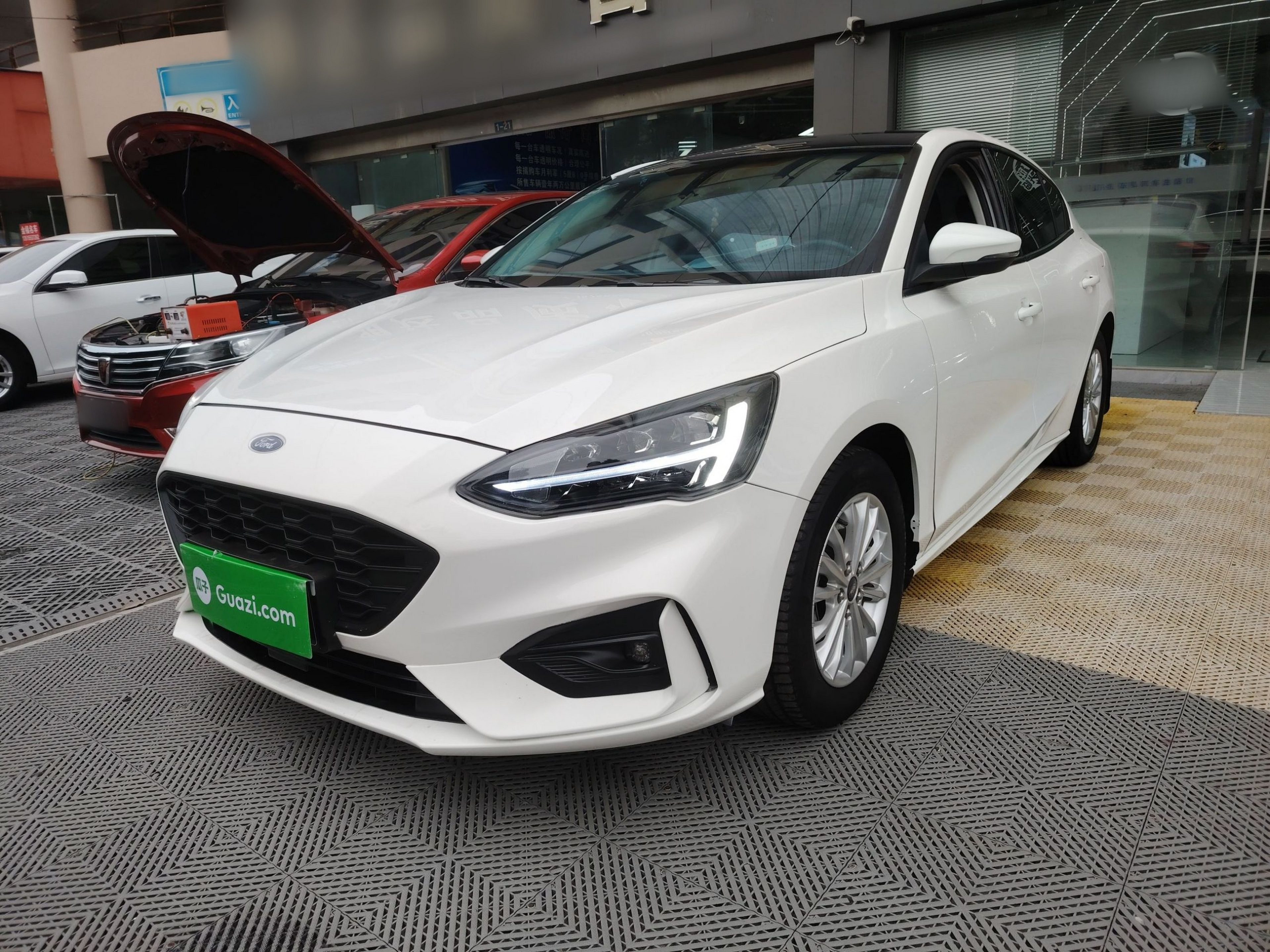 تحت مقدمة السيارة