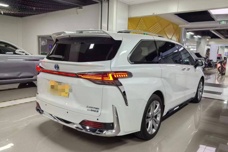 Used Toyota Sienna 2023 2.5L Hybrid Deluxe Edition