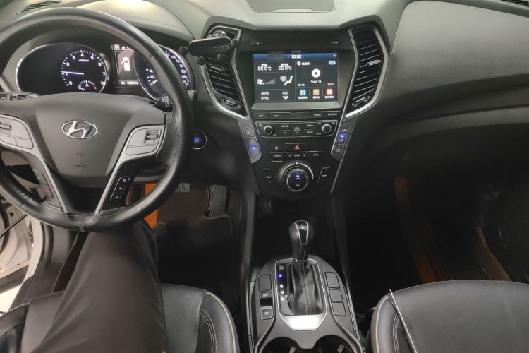 Used Hyundai Santa Fe 2017 2.0T Automatic Two-Wheel Drive Smart Version 7 Seats