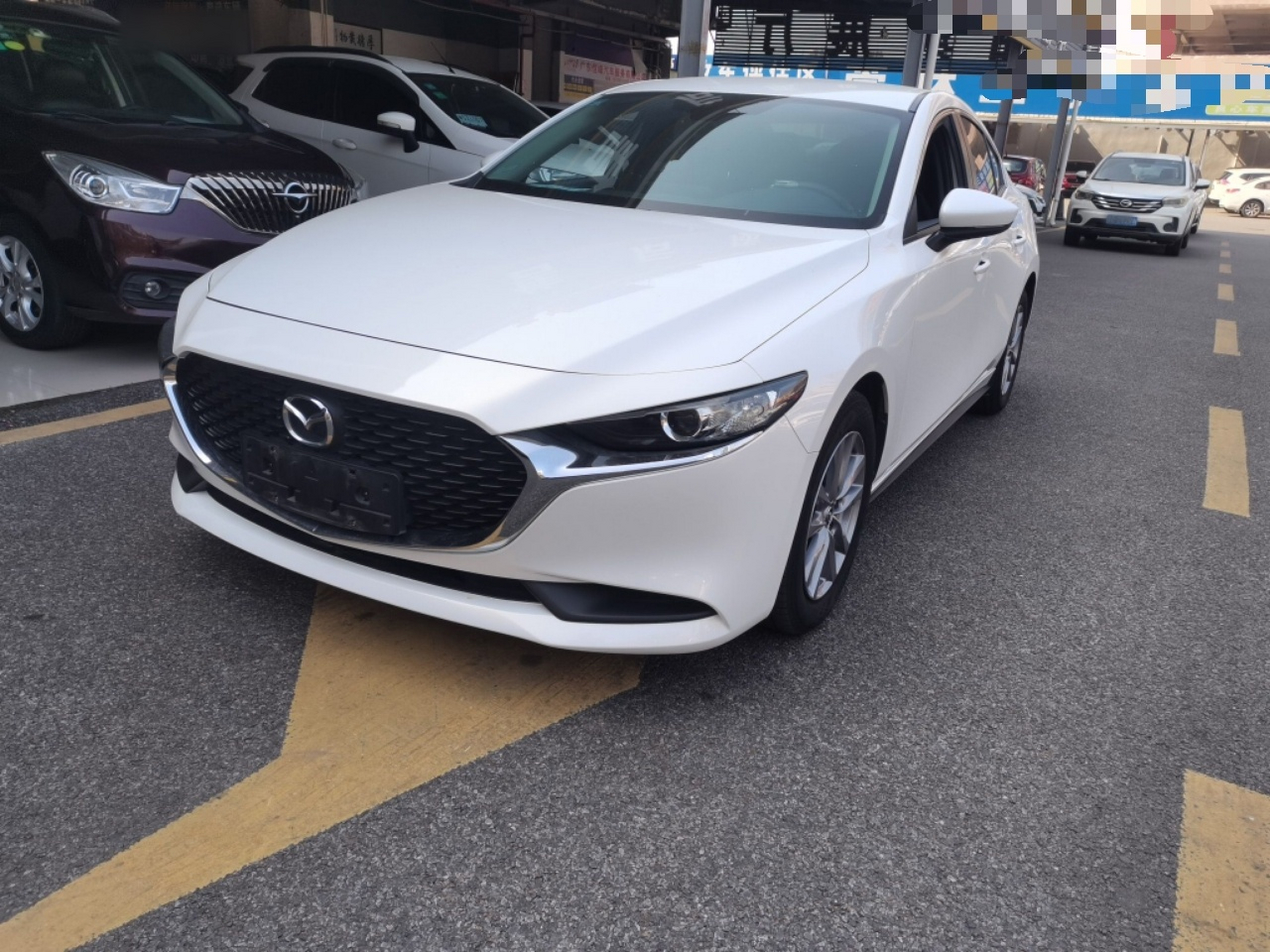 تحت مقدمة السيارة