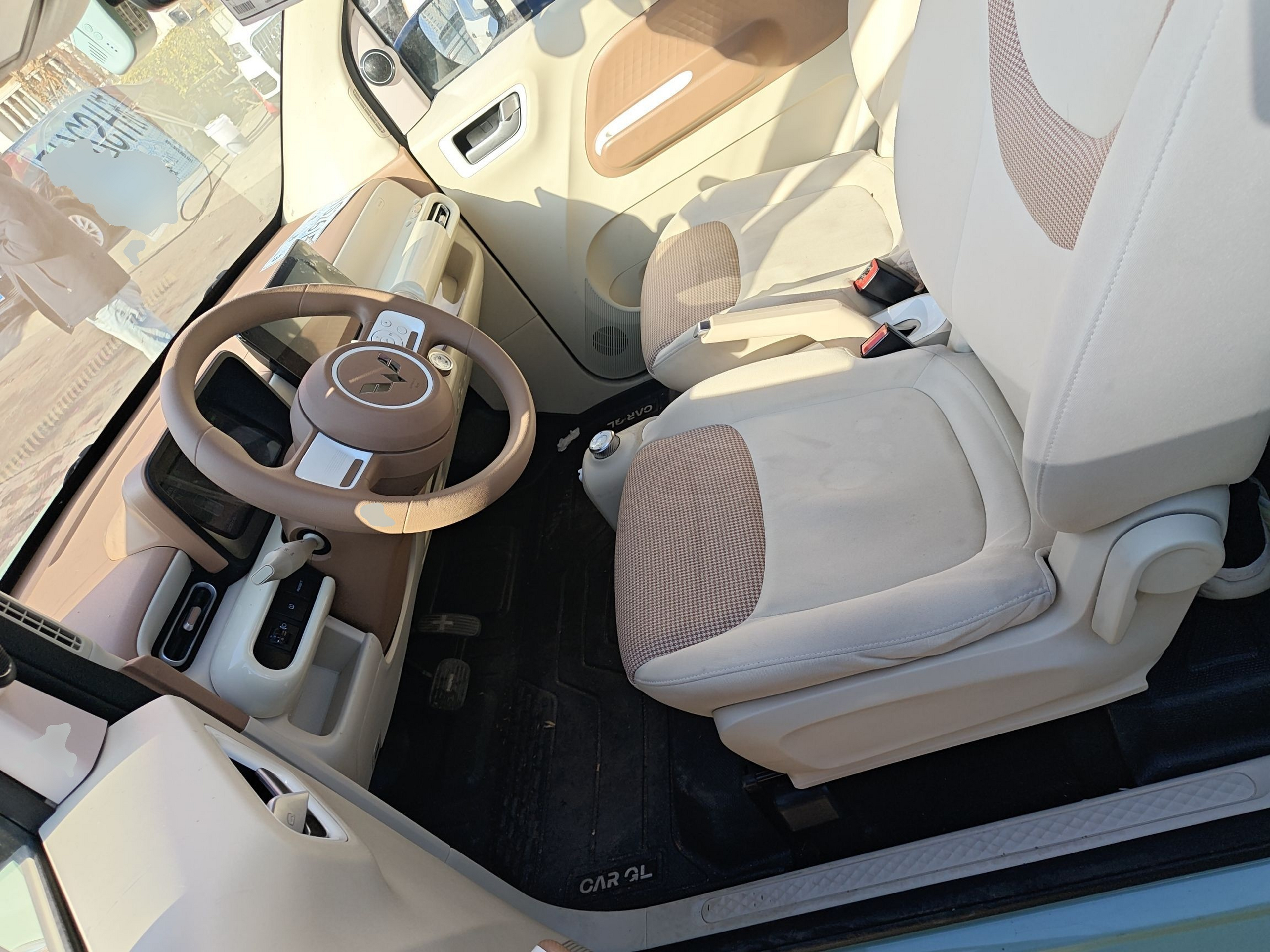 المقاعد الأمامية داخل السيارة