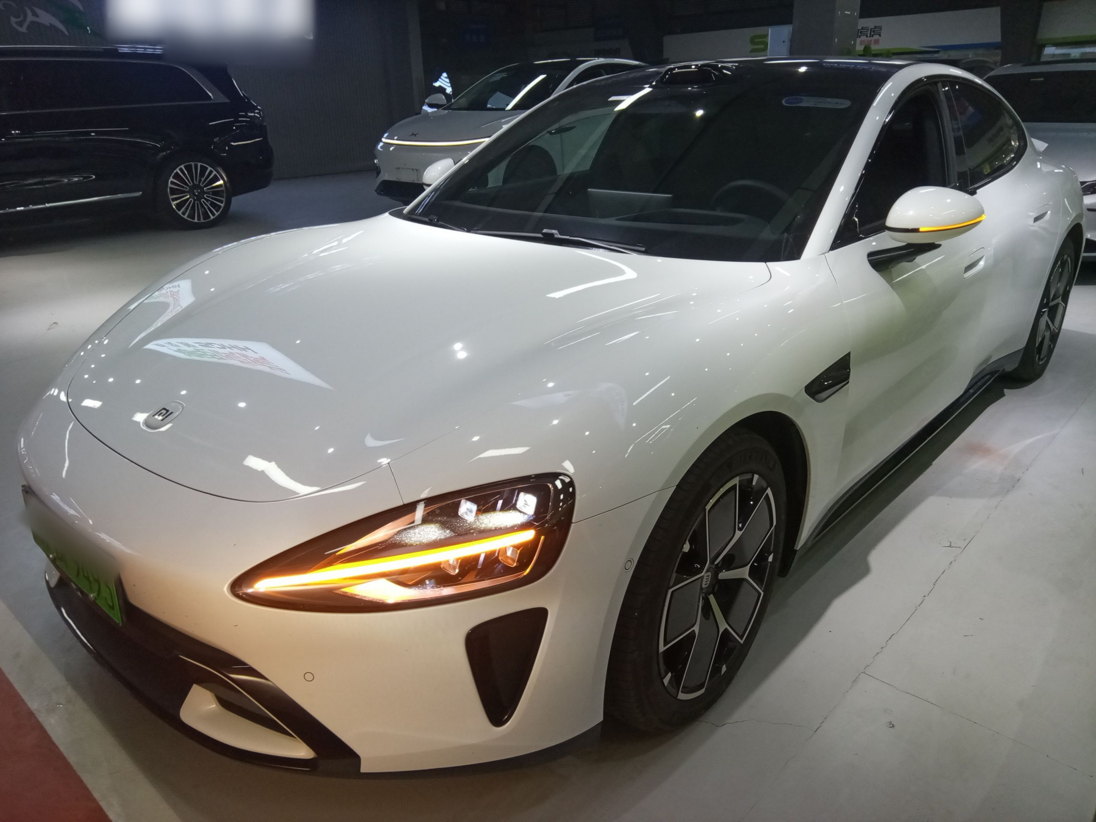 تحت مقدمة السيارة