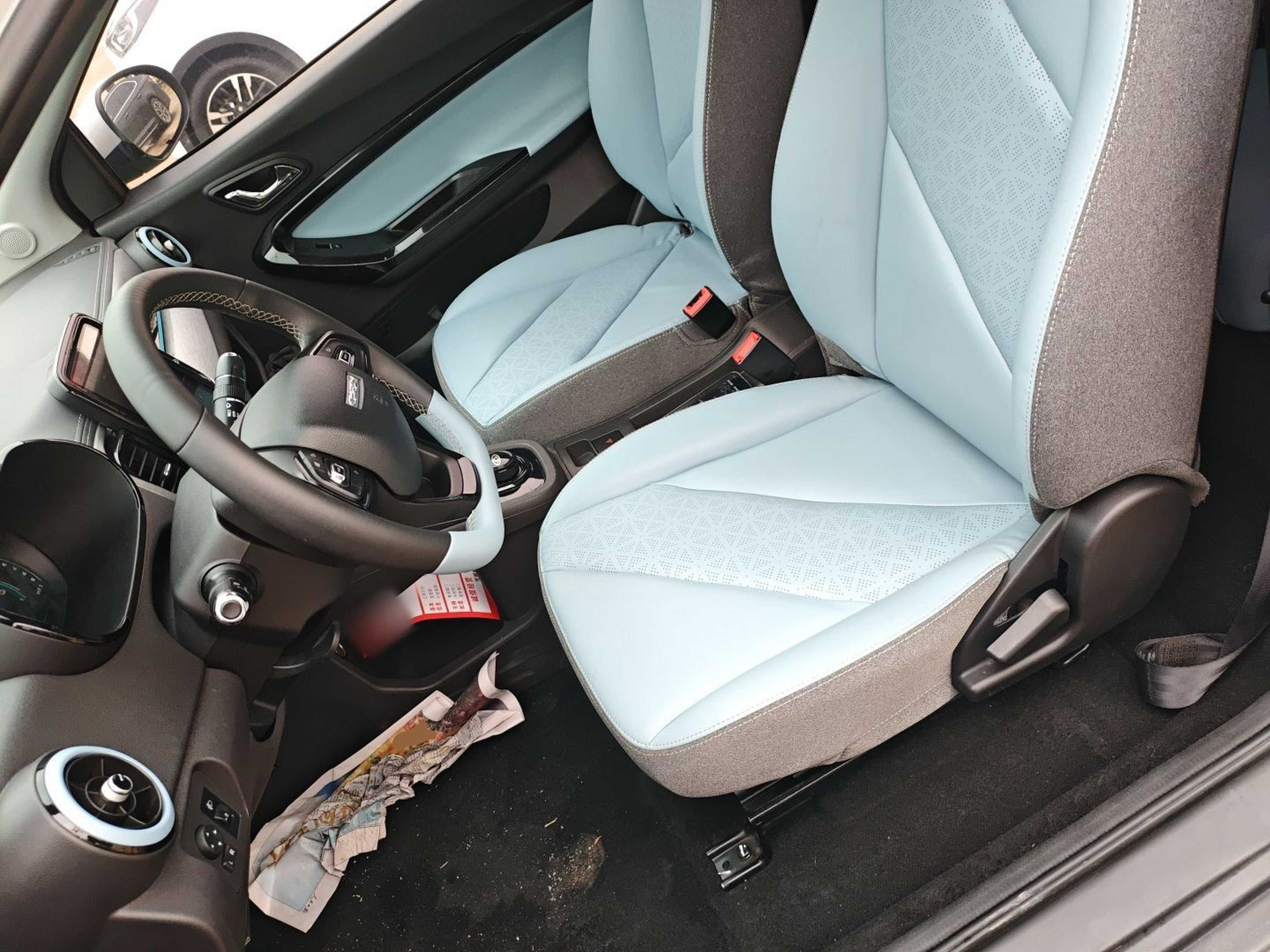 المقاعد الأمامية داخل السيارة