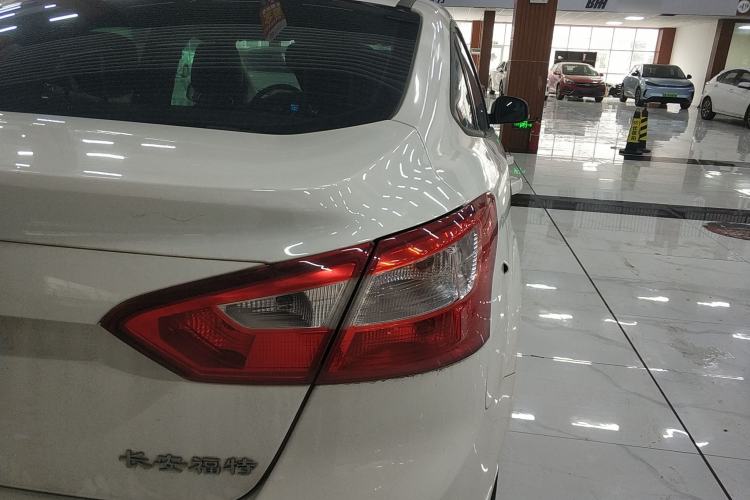 Used Ford Focus 2012 Sedan 1.6L Automatic Fashion Edition
